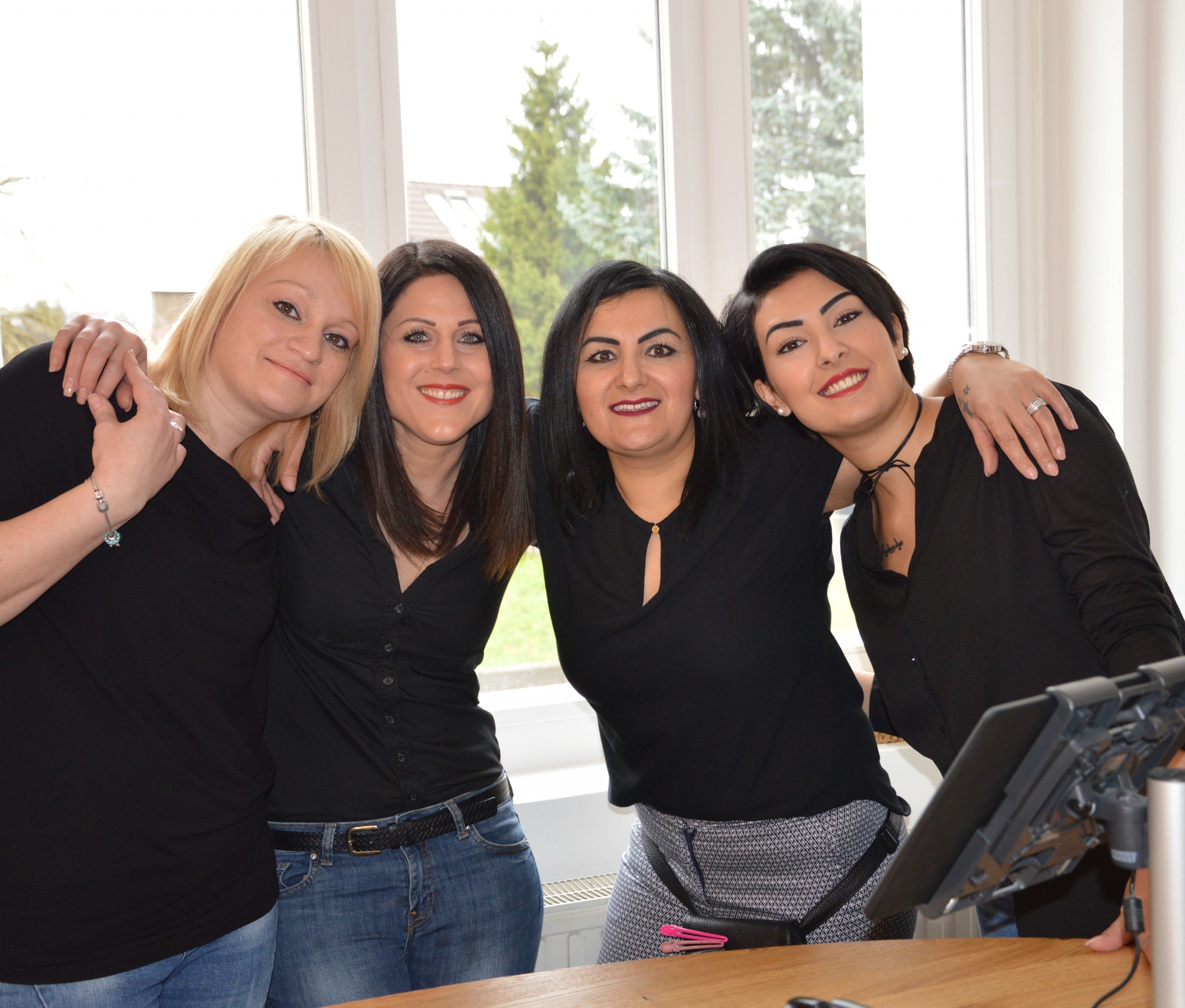 Nicole, Nina, Nurten und Ezgi freuen sich über den neuen Frisiersalon Nicole, Nina, Nurten und Ezgi freuen sich über den neuen Frisiersalon