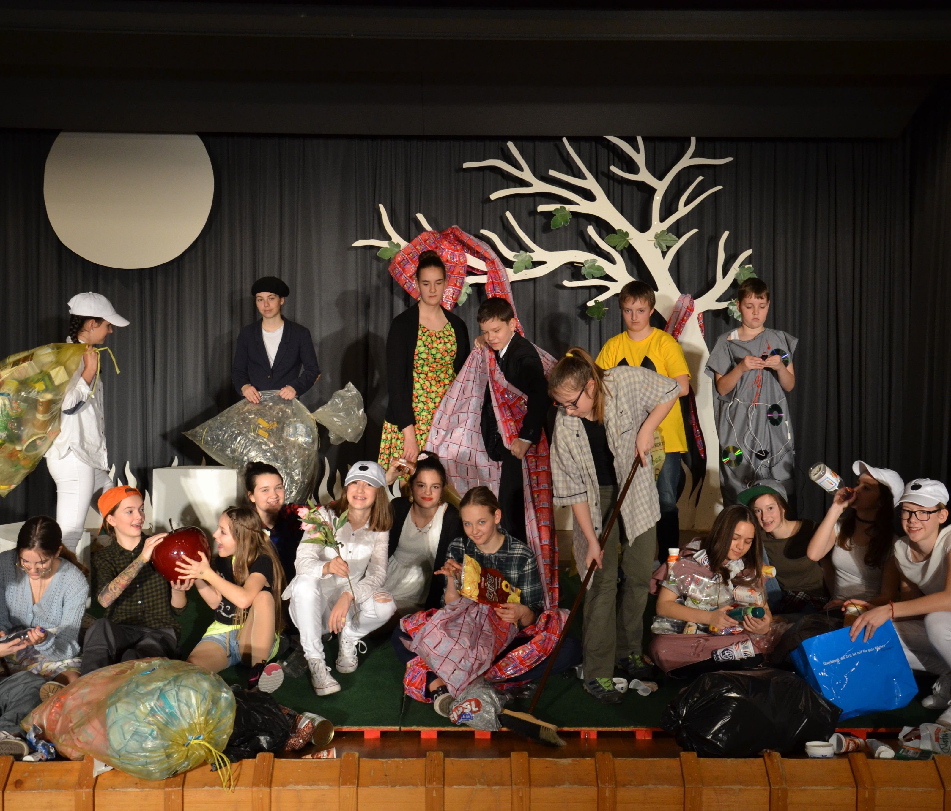Riesenapplaus gab es für die Mitglieder der Theaterwerkstatt der Mittelschule Alberschwende. Riesenapplaus gab es für die Mitglieder der Theaterwerkstatt der Mittelschule Alberschwende.