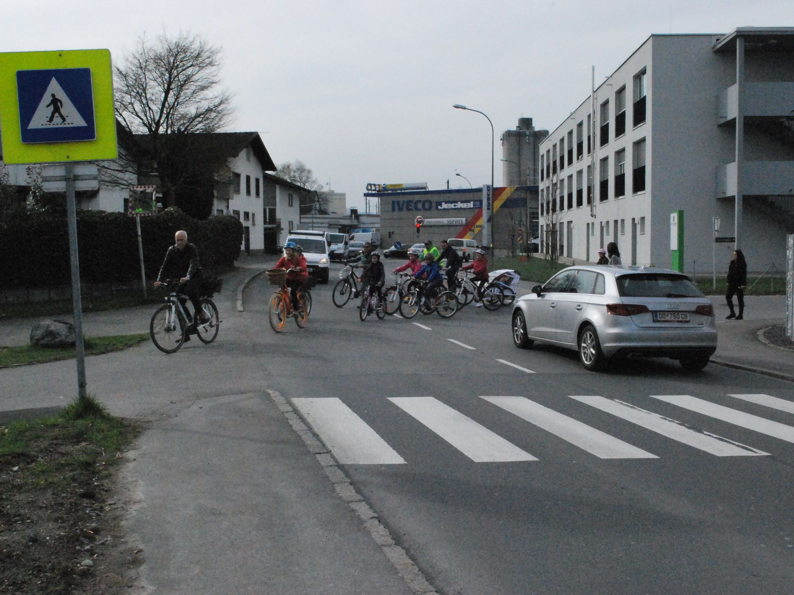 Die Querung für Radfahrer und Fußgänger der L 41 Zellgasse soll möglichst rasch sicherer gemacht werden. Die Querung für Radfahrer und Fußgänger der L 41 Zellgasse soll möglichst rasch sicherer gemacht werden.