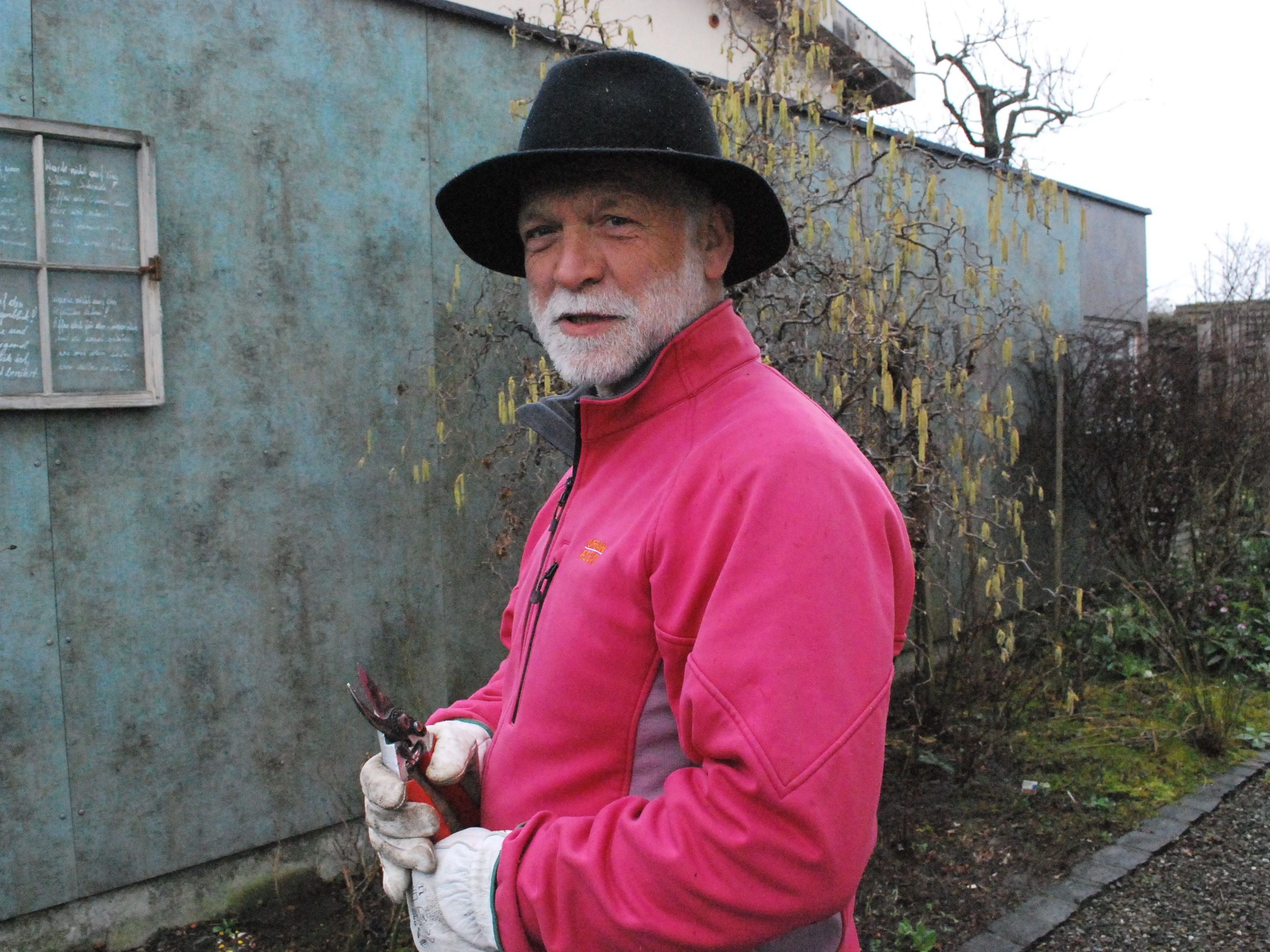 Alois Riedmann ist gut ausgestattet für den Rosen- und Sträucherschnitt Alois Riedmann ist gut ausgestattet für den Rosen- und Sträucherschnitt