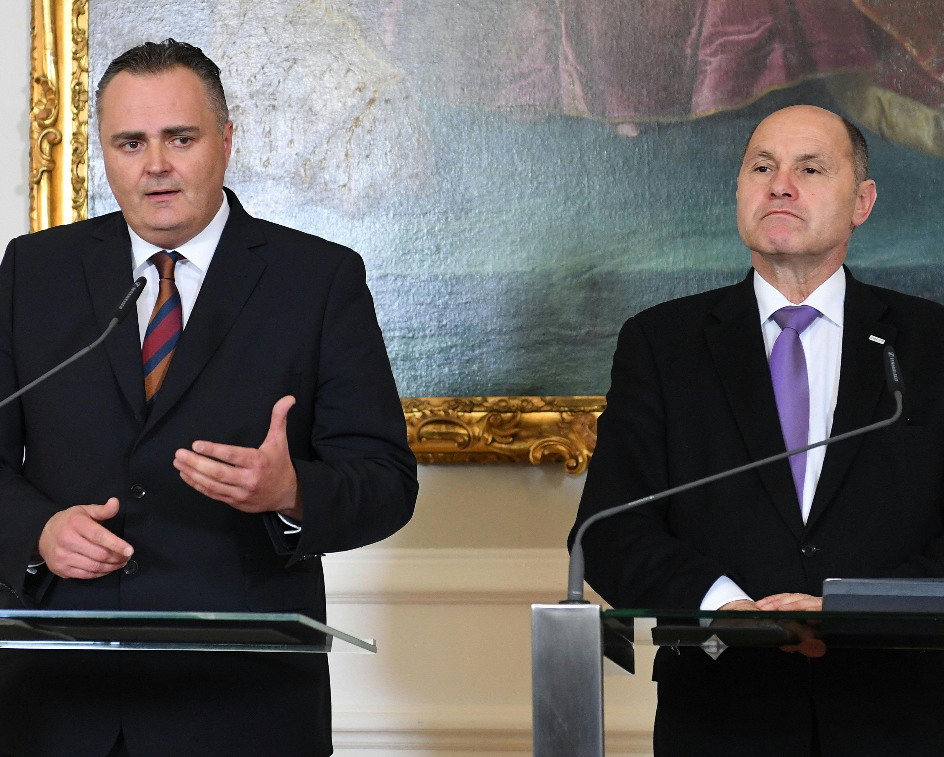 Der Vorschlag zur Änderung des Versammlungsrechts von Innenminister Sobotka (r.) geht der SPÖ noch zu weit. Der Vorschlag zur Änderung des Versammlungsrechts von Innenminister Sobotka (r.) geht der SPÖ noch zu weit.