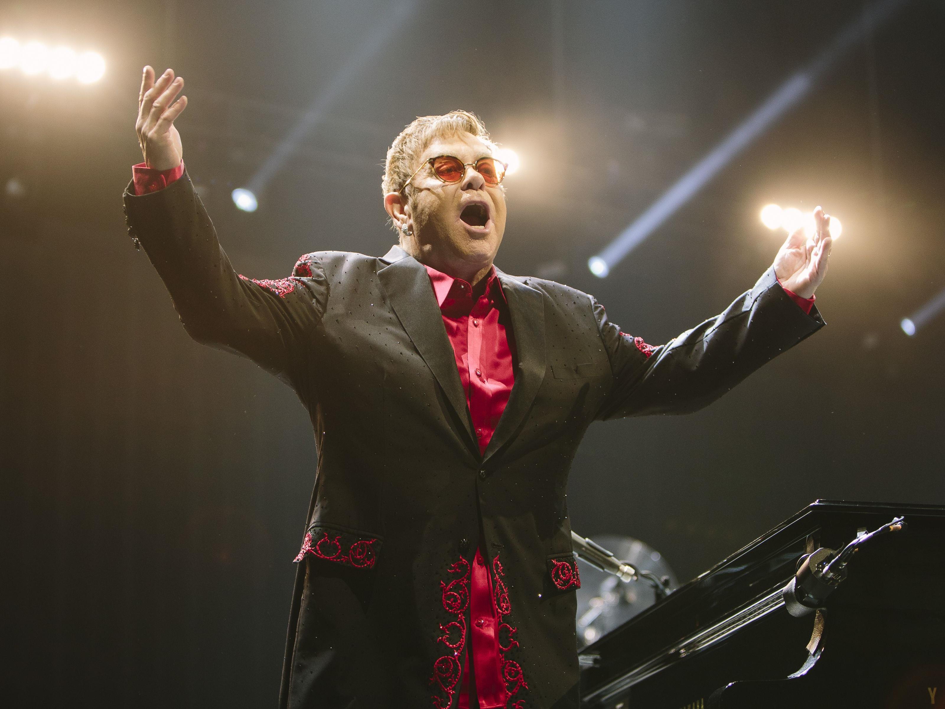 Britischer Sänger Elton John hat mehr als 250 Millionen Platten verkauft.