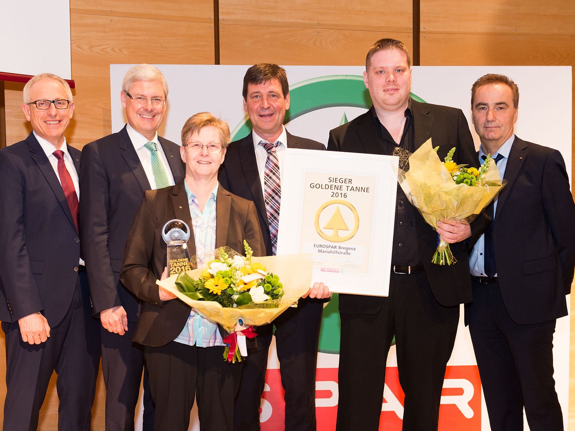 Marktleiterin Sigrid Vögel und ihr Stellvertreter Christian Behrend freuen sich über die höchste SPAR-interne Auszeichnung, die „Goldene Tanne 2016“. Marktleiterin Sigrid Vögel und ihr Stellvertreter Christian Behrend freuen sich über die höchste SPAR-interne Auszeichnung, die „Goldene Tanne 2016“.