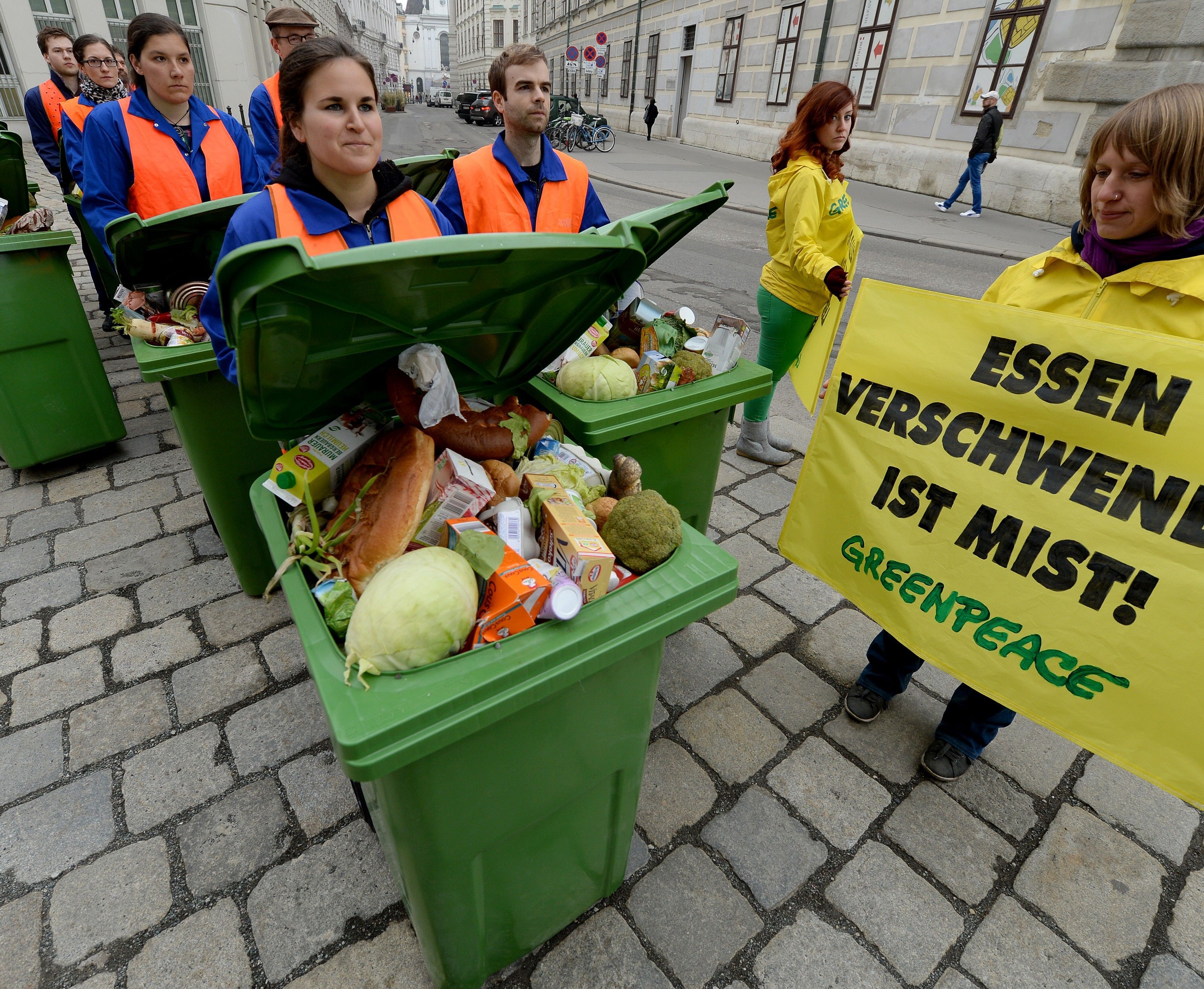 Greenpeace testet aktuell Eier, Käse, Salami, Kuchen, Tofu, Joghurt und Soja-Joghurt.