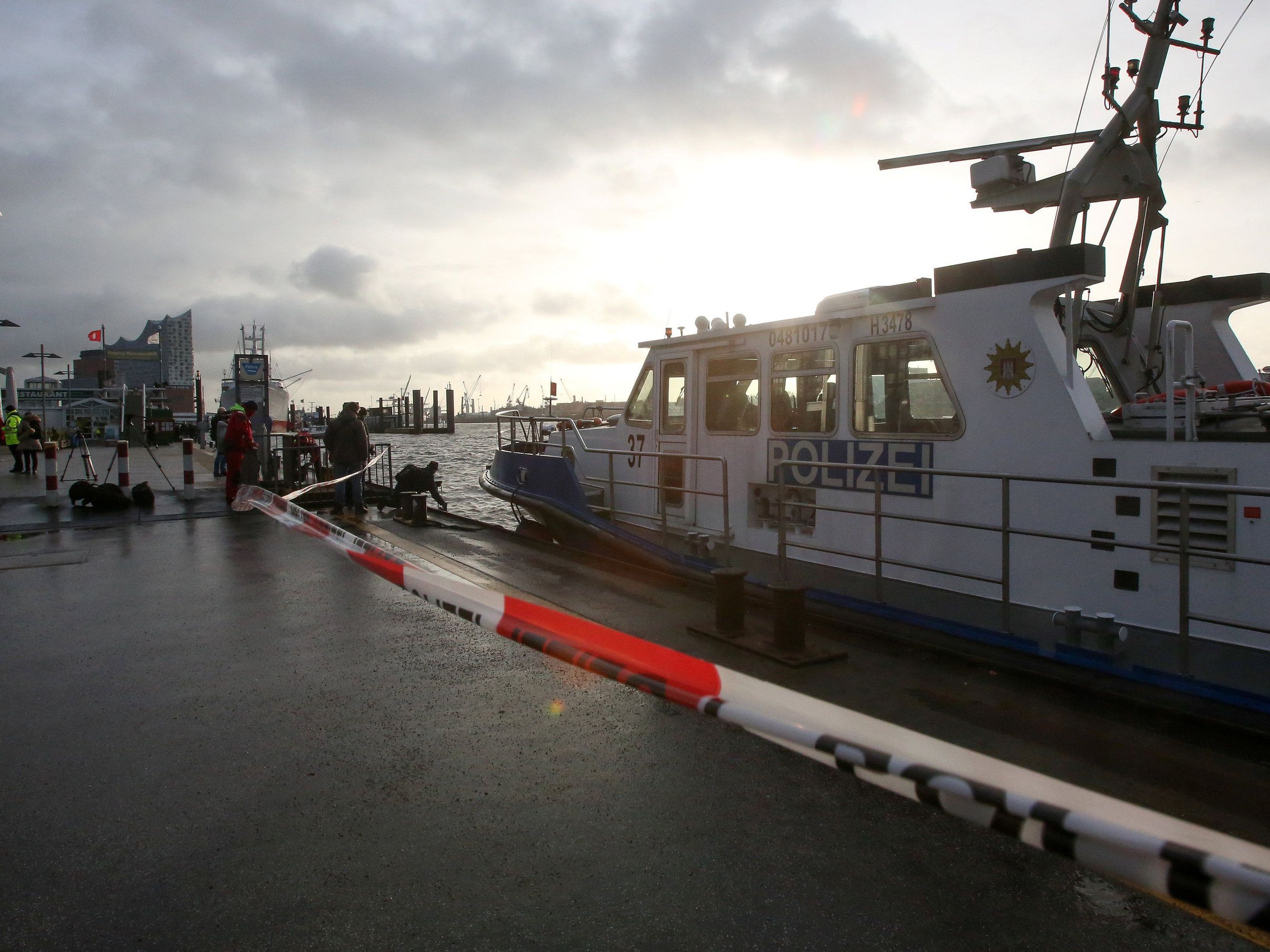 Mitte Jänner suchten Polizeitaucher im Hamburger Hafen nach dem Vermissten. Mitte Jänner suchten Polizeitaucher im Hamburger Hafen nach dem Vermissten.