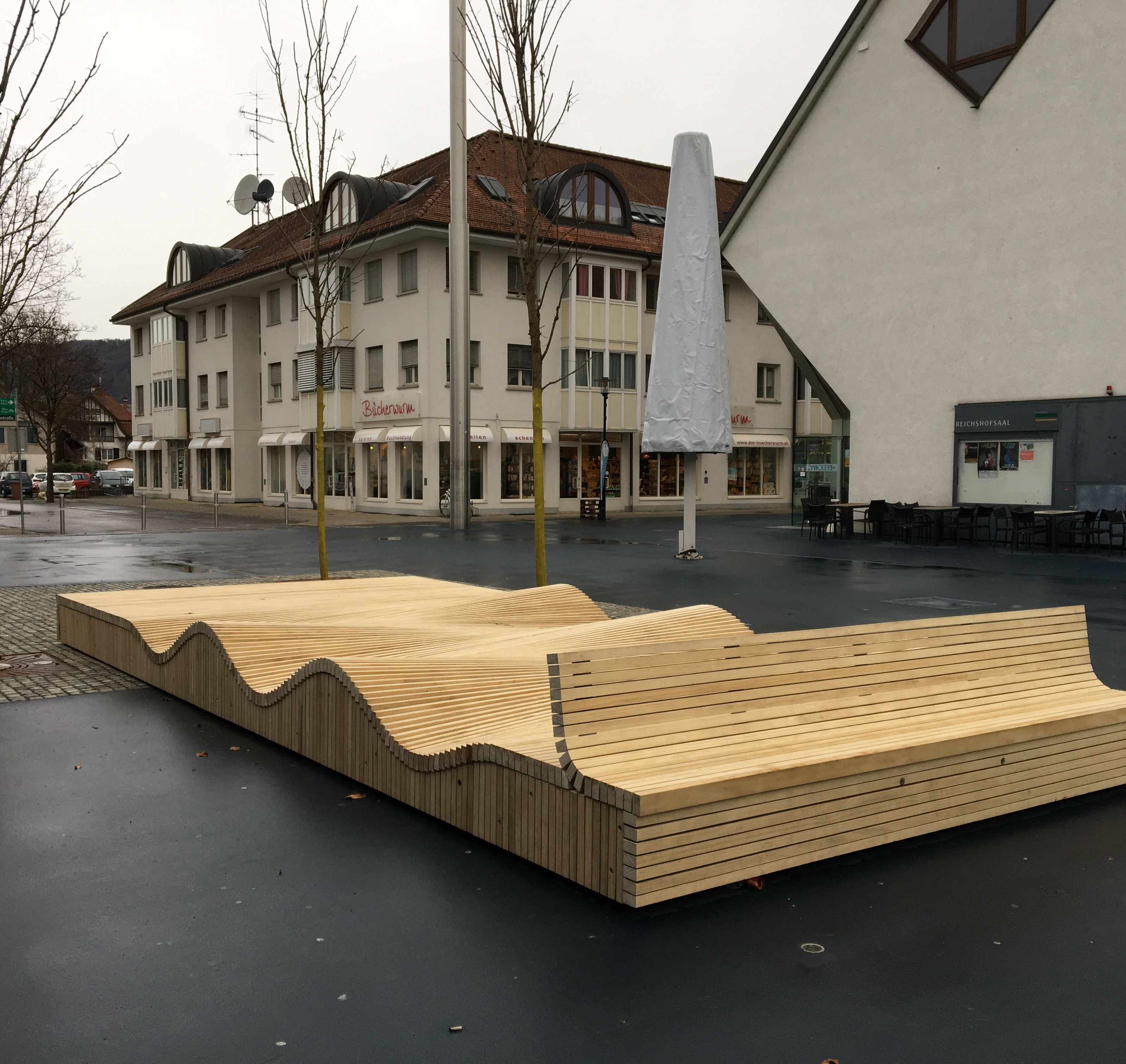 Kürzlich wurde das neue Sitz- und Spielelement am Lustenauer Kirchplatz aufgebaut. Kürzlich wurde das neue Sitz- und Spielelement am Lustenauer Kirchplatz aufgebaut.