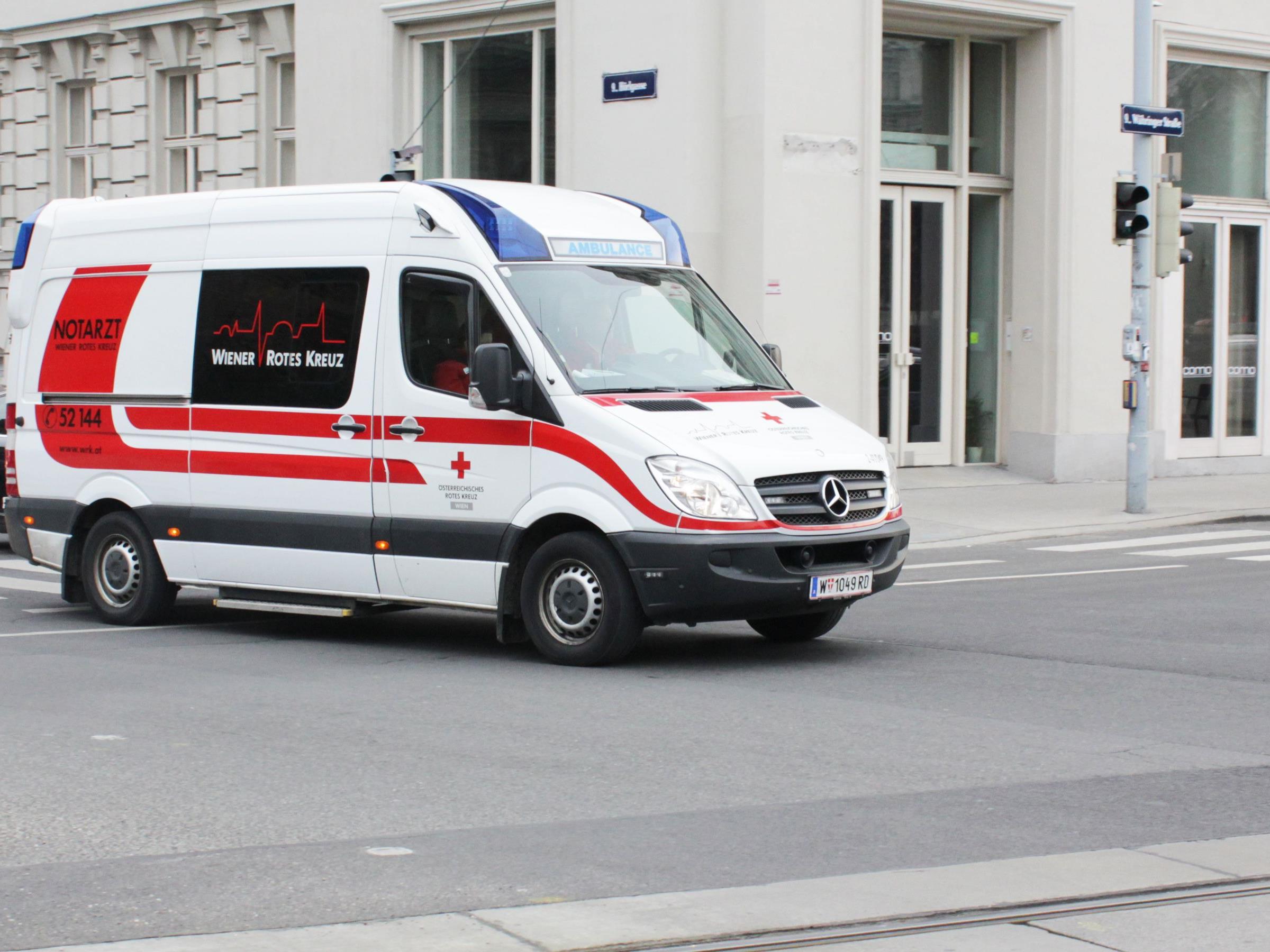 In der Grinzinger Straße in Wien-Döbling wurde ein Mädchen von einem Auto erfasst.