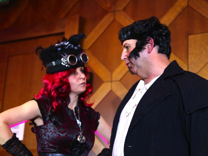 Heike Montiperle als Gomorrha Frick mit Kurt Rauchegger als Wolfgang Frick. Heike Montiperle als Gomorrha Frick mit Kurt Rauchegger als Wolfgang Frick.