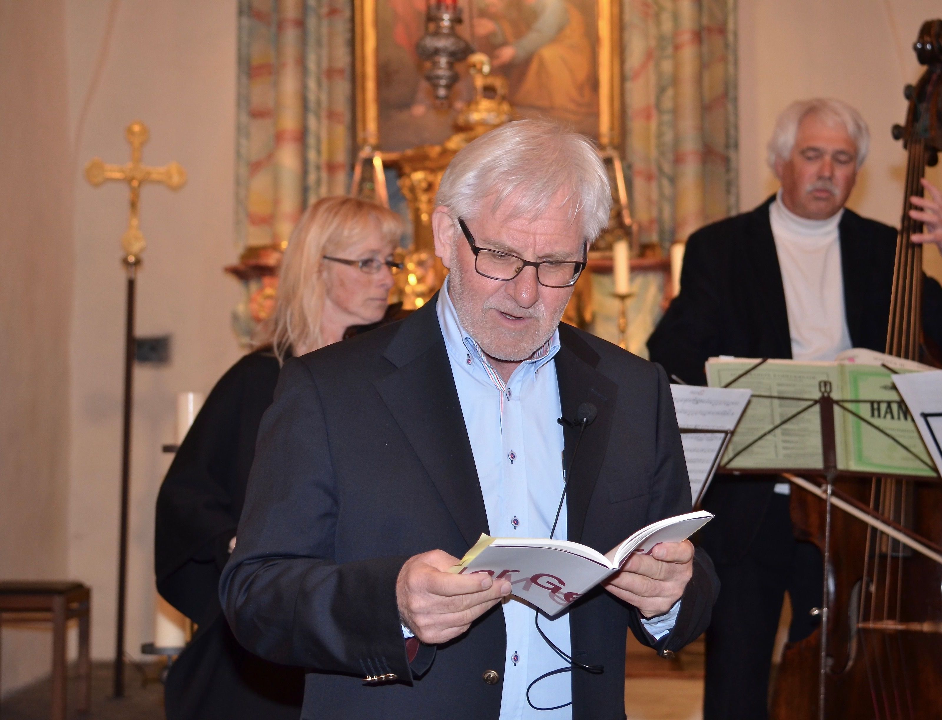 Der Autor und seine musikalischen Kompagnons im Altarraum von St. Peter Der Autor und seine musikalischen Kompagnons im Altarraum von St. Peter