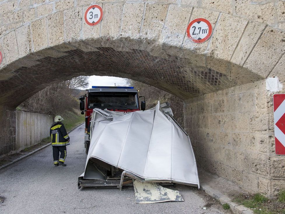 Eine Unterführung im Bezirk Baden wurde einem Klein-LKW zum Verhängnis Eine Unterführung im Bezirk Baden wurde einem Klein-LKW zum Verhängnis