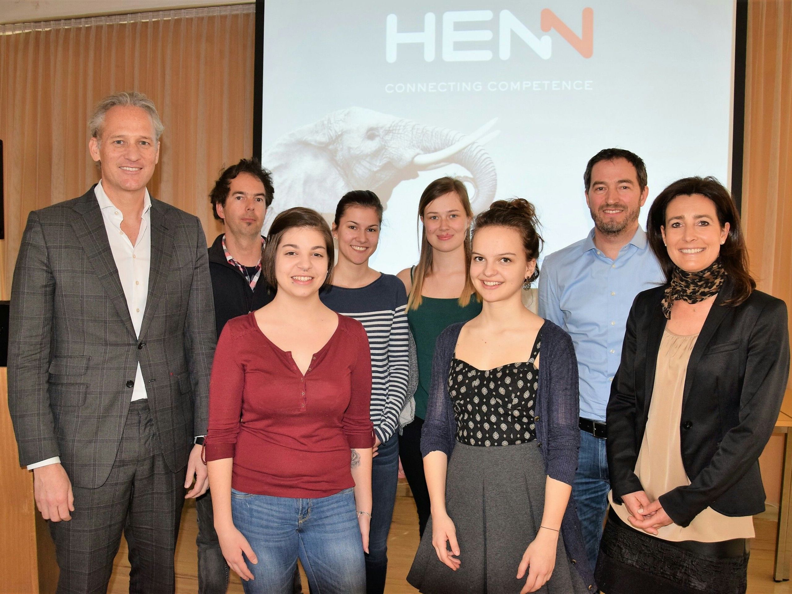 Martin Ohneberg (links), Christoph Willi, Wolfgang Hämmerle, Bärbel Juen und die Schülerinnen Fabienne, Julia, Laura & Kathrin Martin Ohneberg (links), Christoph Willi, Wolfgang Hämmerle, Bärbel Juen und die Schülerinnen Fabienne, Julia, Laura & Kathrin