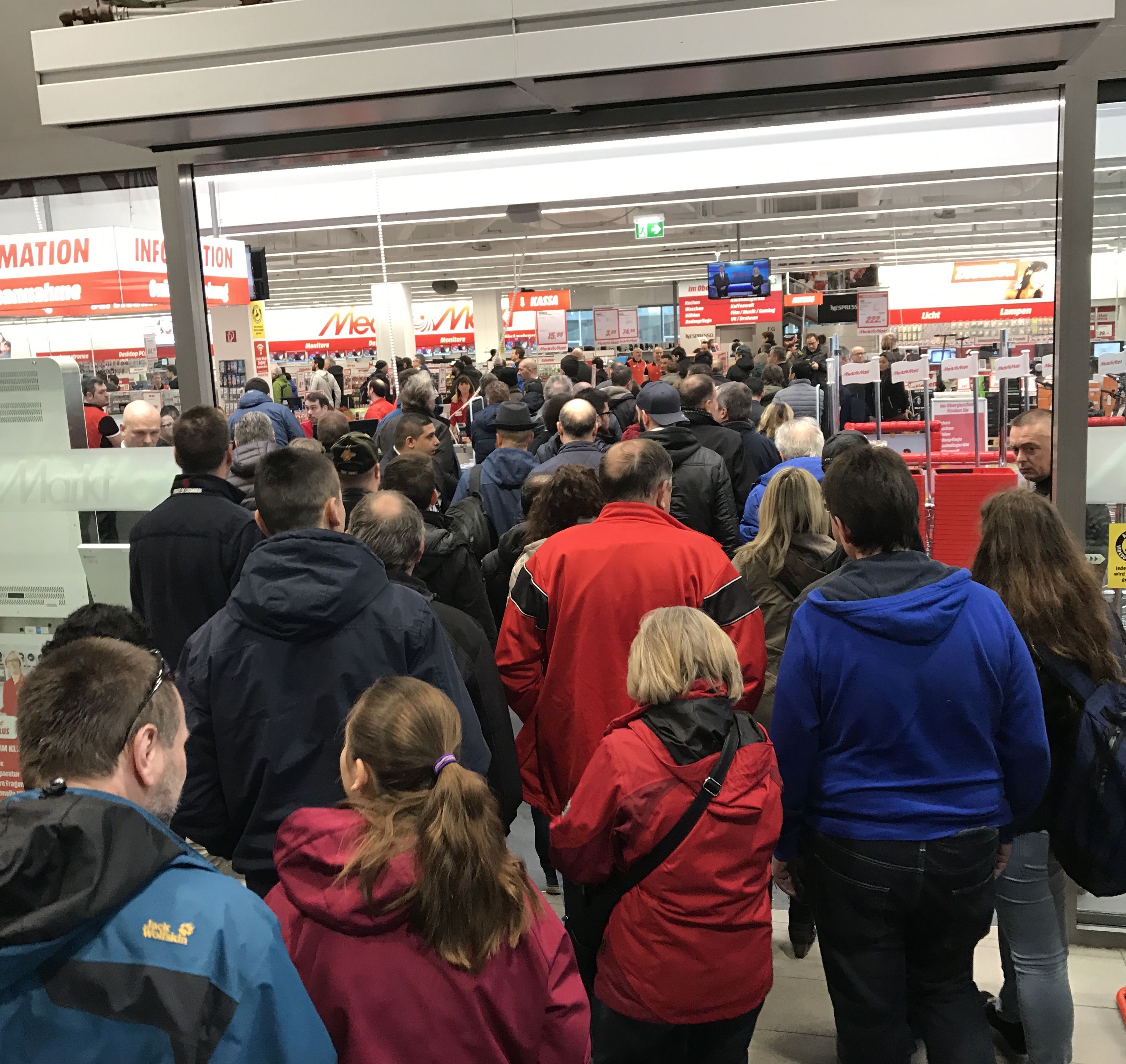 Bereits um 7 Uhr kamen Schnäppchenjäger zum MediaMarkt in Floridsdorf. Bereits um 7 Uhr kamen Schnäppchenjäger zum MediaMarkt in Floridsdorf.