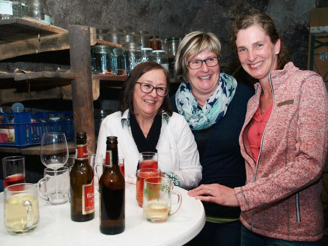 Bei den neun Stationen der Kellertour herrschten gute Laune und Geselligkeit. Bei den neun Stationen der Kellertour herrschten gute Laune und Geselligkeit.