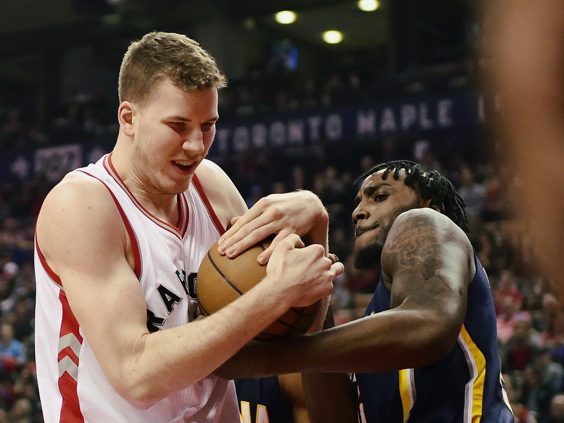 Jakob Pöltl (l.) kommt bei den Toronto Raptors in der NBA immer besser in Fahrt.