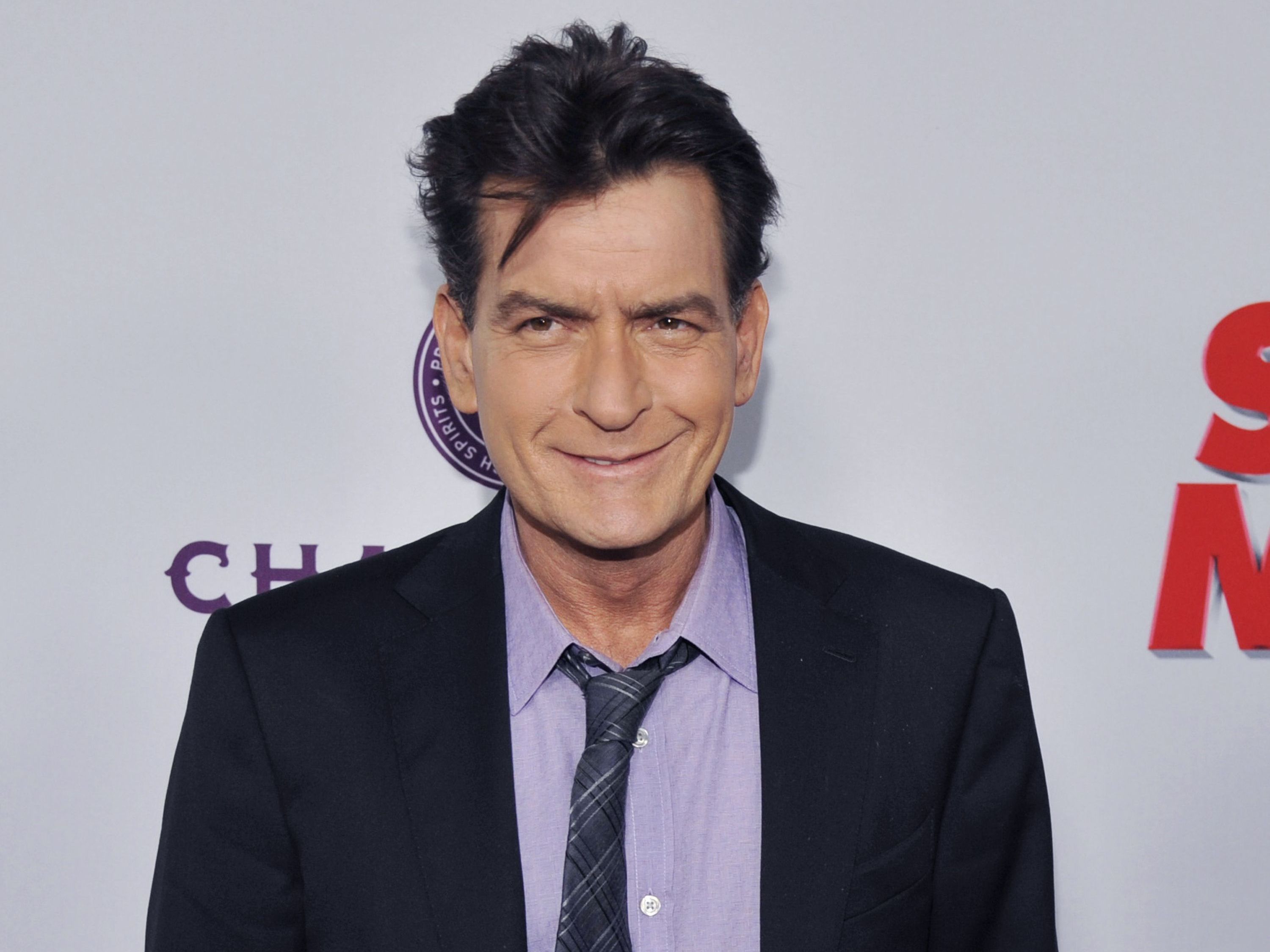 Am 17. November 2015 outete sich Charlie Sheen als HIV-positiv.