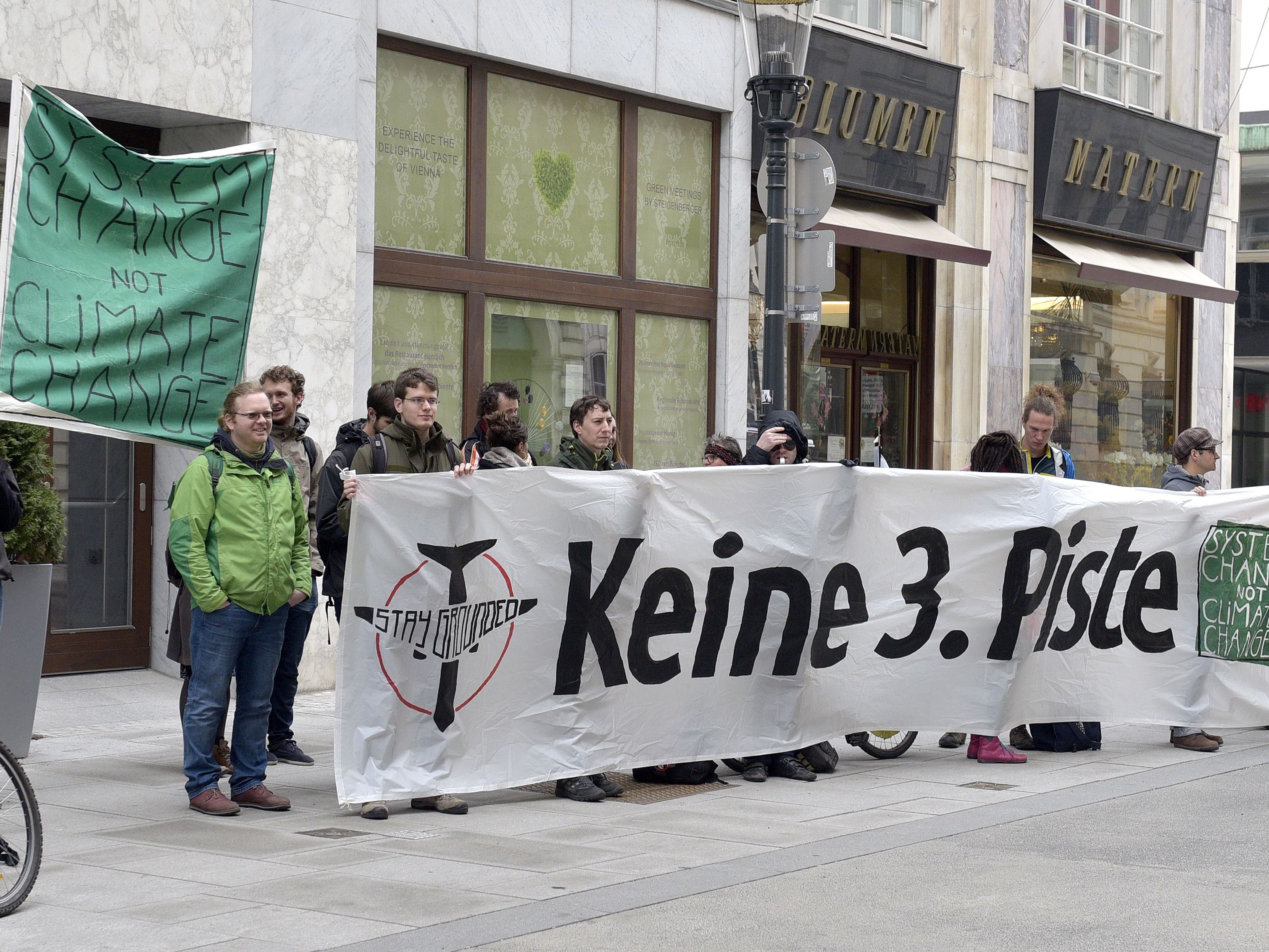 Bei der Flughafen-Pressekonferenz fanden sich auch Pistengegner ein Bei der Flughafen-Pressekonferenz fanden sich auch Pistengegner ein