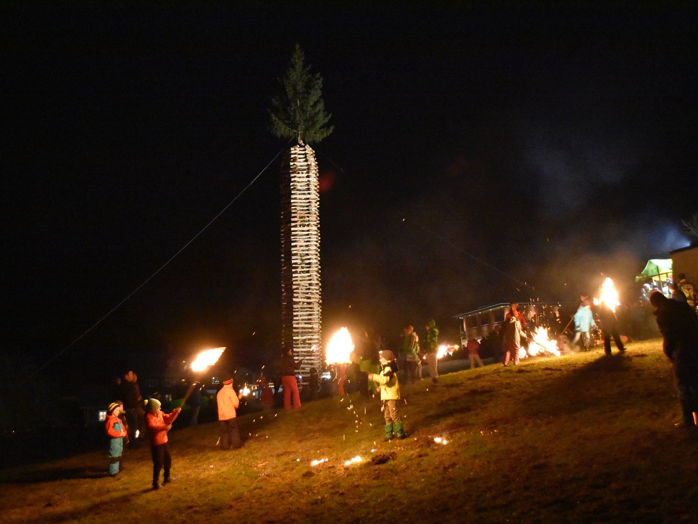 Fackelschwingen vor dem Entzünden des Funkens im Ortszentrum von St. Gallenkirch am Funkensonntagabend Fackelschwingen vor dem Entzünden des Funkens im Ortszentrum von St. Gallenkirch am Funkensonntagabend