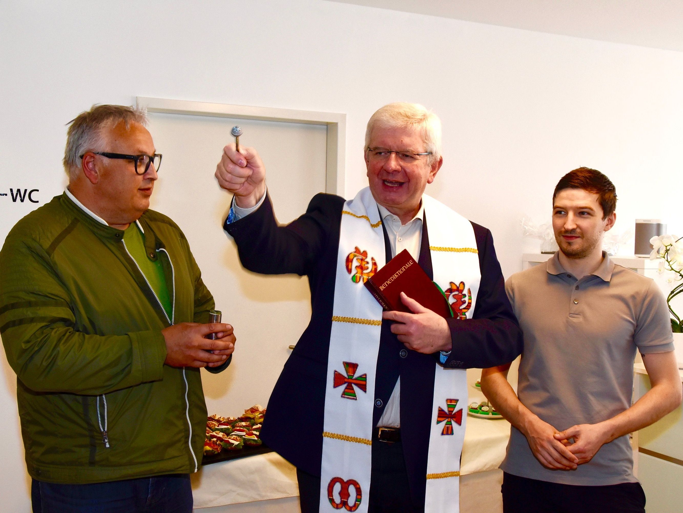 Stadtpfarrer Pater Adrian Buchtzik bei der Segnung; links von ihm "Ministrant" Hansi Bandl, rechts Jungunternehmer Mario Bickel. Stadtpfarrer Pater Adrian Buchtzik bei der Segnung; links von ihm "Ministrant" Hansi Bandl, rechts Jungunternehmer Mario Bickel.