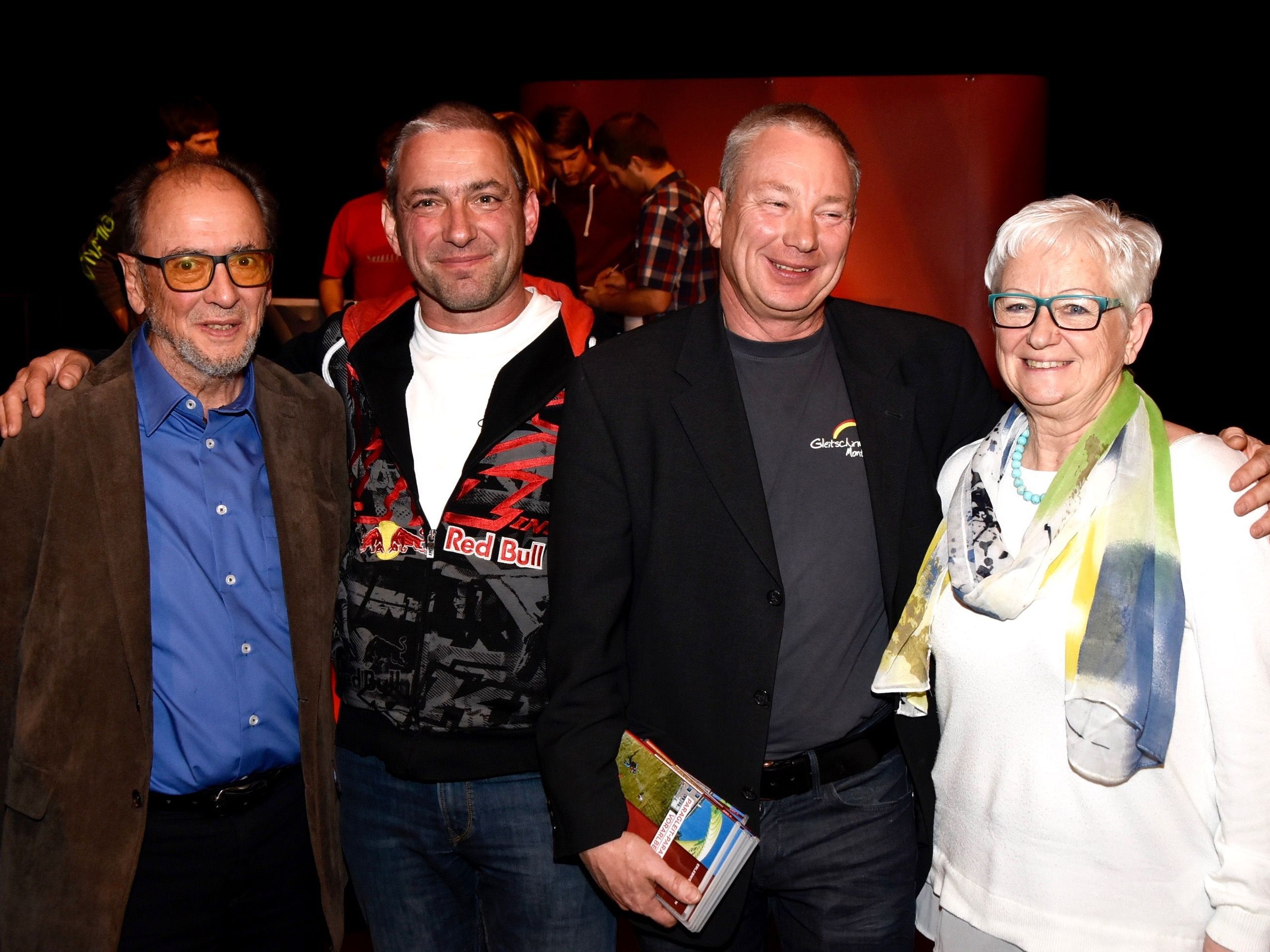 Unter den Besuchern der Vorpremiere im Landesfunkhaus: Franz und Helene Rüdisser mit ihren Söhnen Martin (2.v.l.) und Michael ("Kuki") Unter den Besuchern der Vorpremiere im Landesfunkhaus: Franz und Helene Rüdisser mit ihren Söhnen Martin (2.v.l.) und Michael ("Kuki")