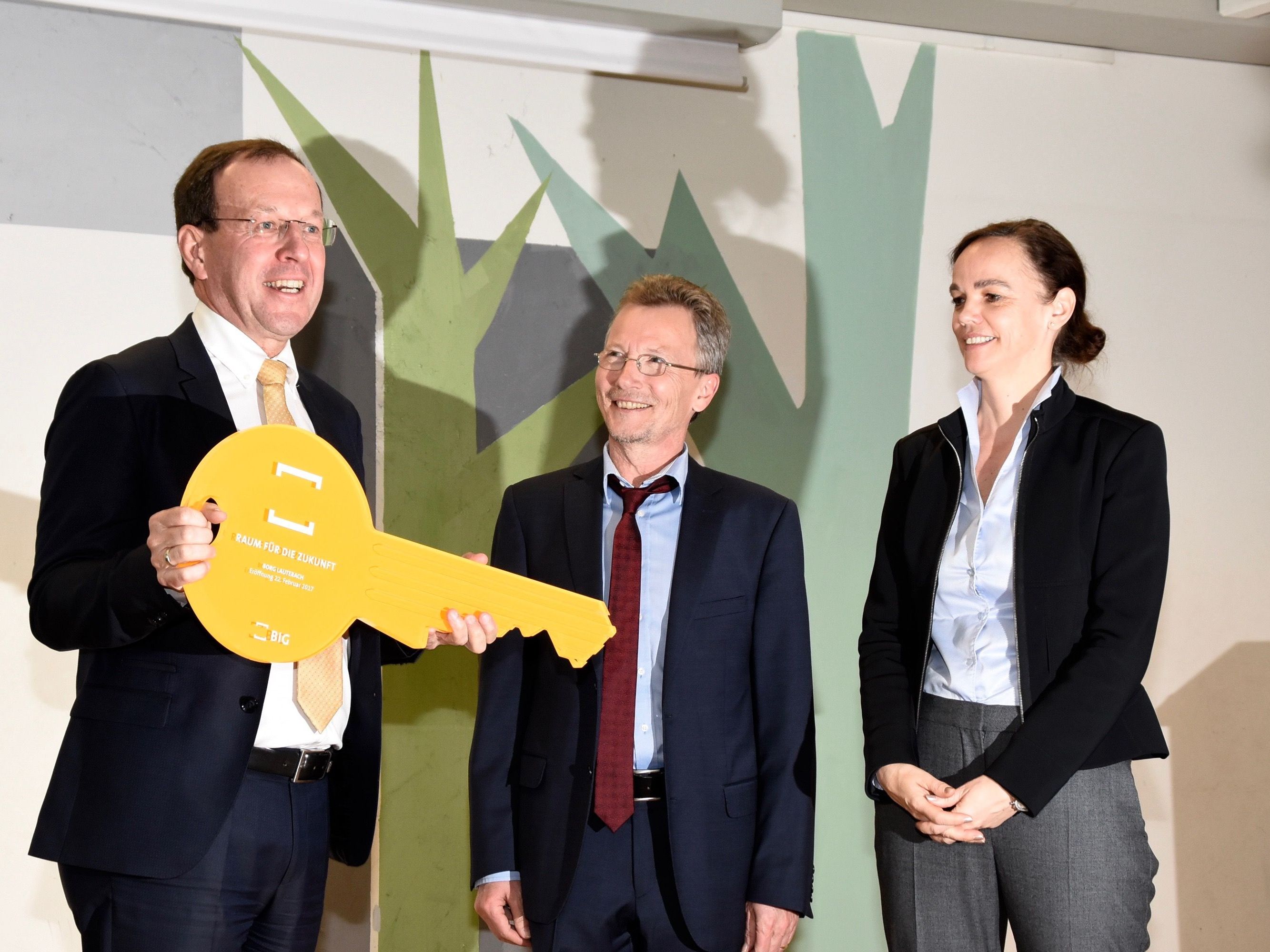 BIG-Geschäftsführer Dipl.-Ing. Wolfgang Gleissner (li.) und Schuldirektor Michael Schelling mit Bundesministerin Dr. Sonja Hammerschmid BIG-Geschäftsführer Dipl.-Ing. Wolfgang Gleissner (li.) und Schuldirektor Michael Schelling mit Bundesministerin Dr. Sonja Hammerschmid