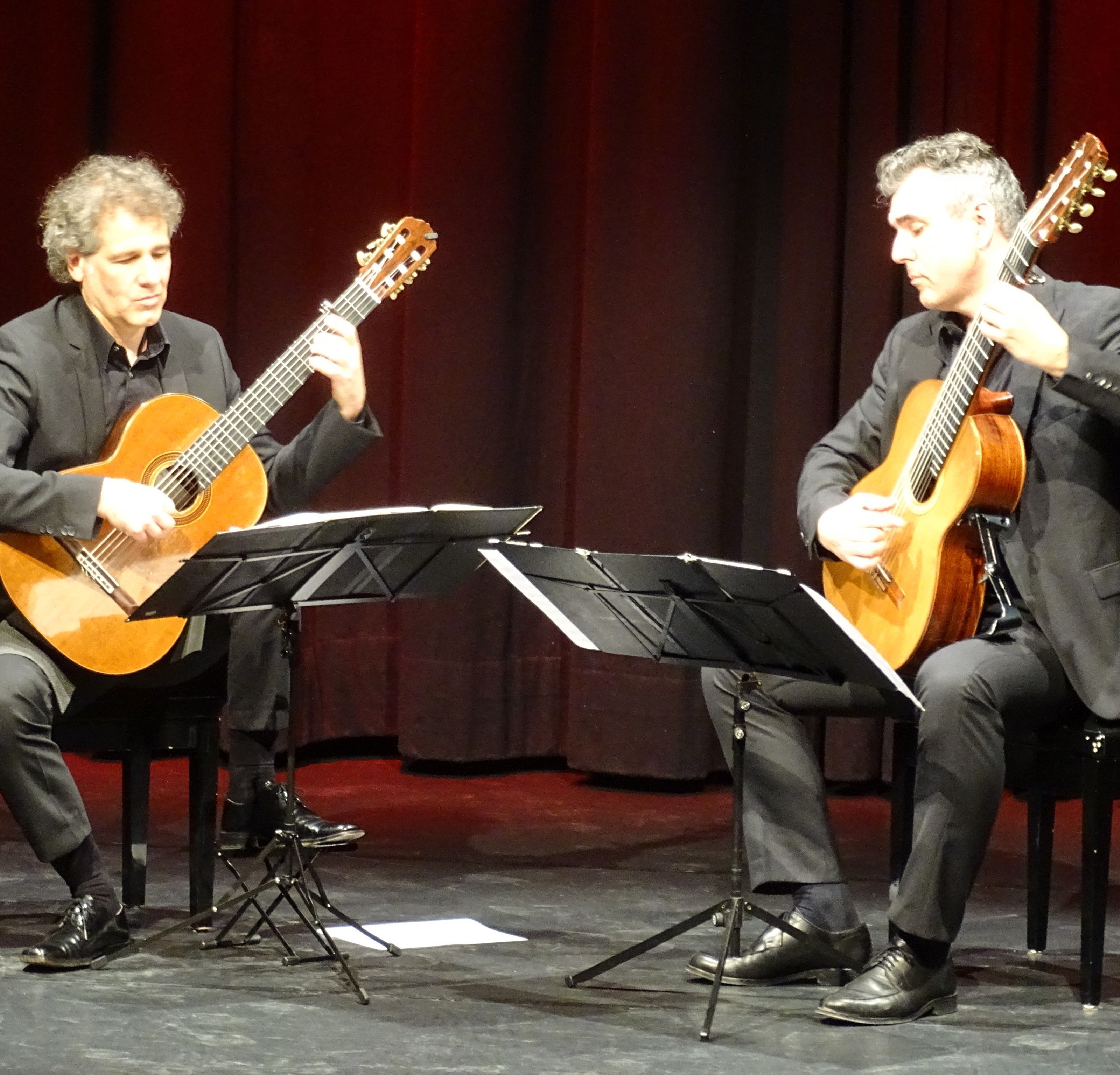 Die Weltklasse-Gitarristen Alexander Swete und Martin Schwarz präsentierten eine musikalische Reise durch die Jahrhunderte. Die Weltklasse-Gitarristen Alexander Swete und Martin Schwarz präsentierten eine musikalische Reise durch die Jahrhunderte.
