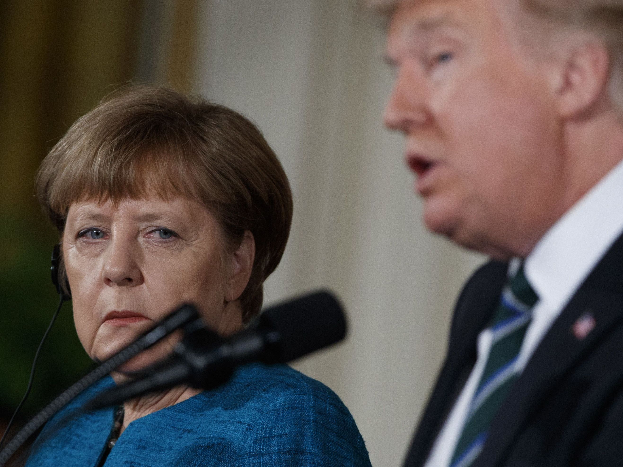 Das erste Treffen zwischen den so unterschiedlichen Politikern Merkel und Trump kann nicht alle Spannungen beseitigen. Das erste Treffen zwischen den so unterschiedlichen Politikern Merkel und Trump kann nicht alle Spannungen beseitigen.