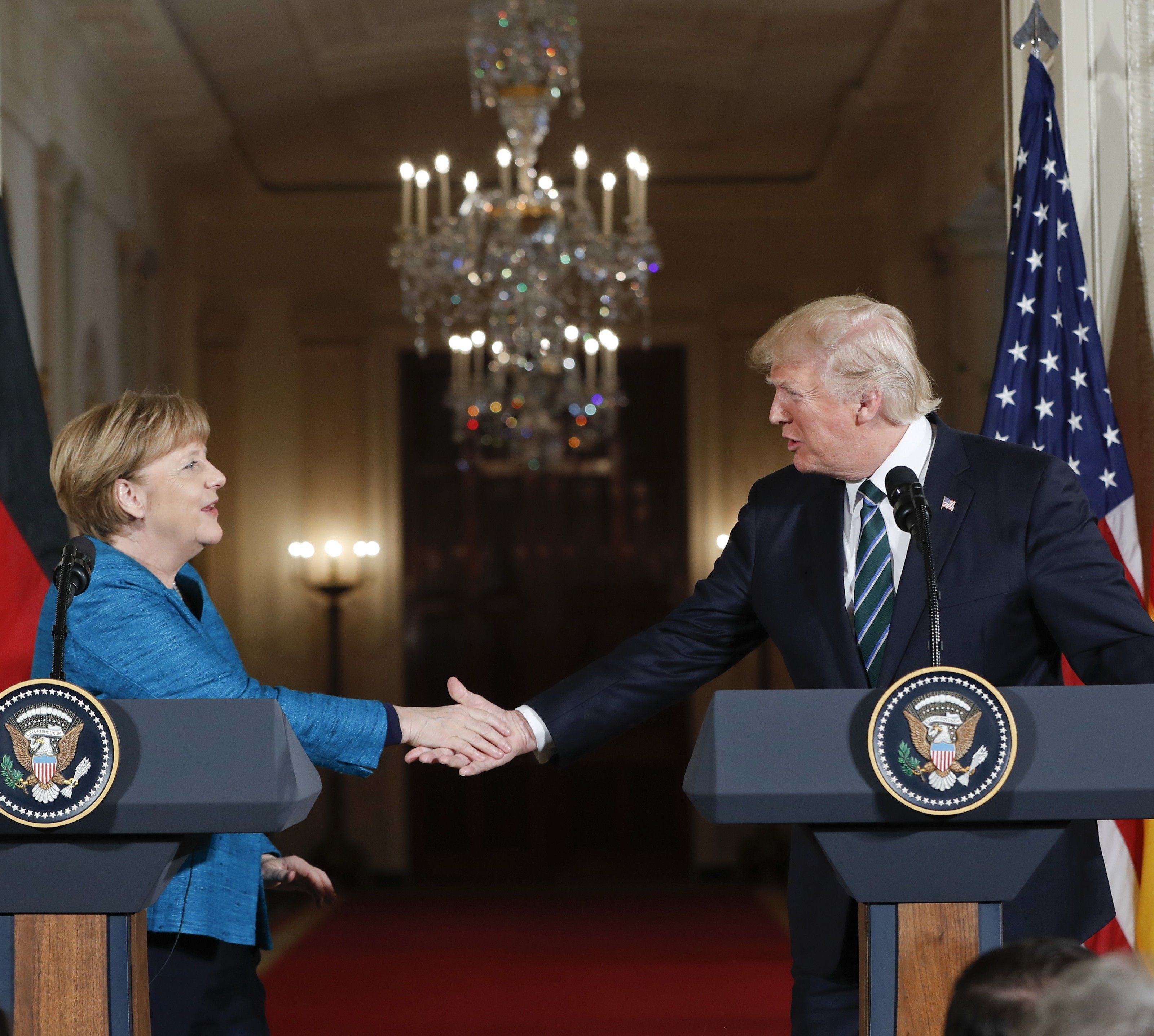 US-Präsident Donald Trump hat beim Besuch von Bundeskanzlerin Angela Merkel seine harte Linie in Fragen der Einwanderung unterstrichen. US-Präsident Donald Trump hat beim Besuch von Bundeskanzlerin Angela Merkel seine harte Linie in Fragen der Einwanderung unterstrichen.
