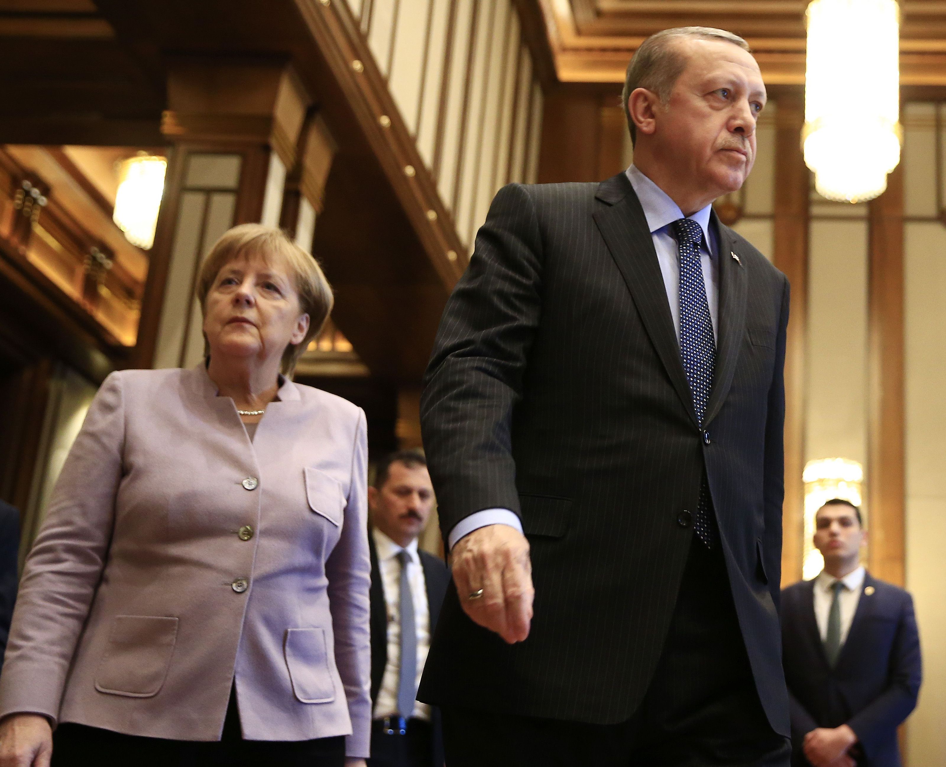 Zu Wochenbeginn hatte Präsident Recep Tayyip Erdogan die deutsche Bundeskanzlerin Angela Merkel direkt persönlich angegriffen und ihr vorgeworfen, Terroristen zu unterstützen. Zu Wochenbeginn hatte Präsident Recep Tayyip Erdogan die deutsche Bundeskanzlerin Angela Merkel direkt persönlich angegriffen und ihr vorgeworfen, Terroristen zu unterstützen.
