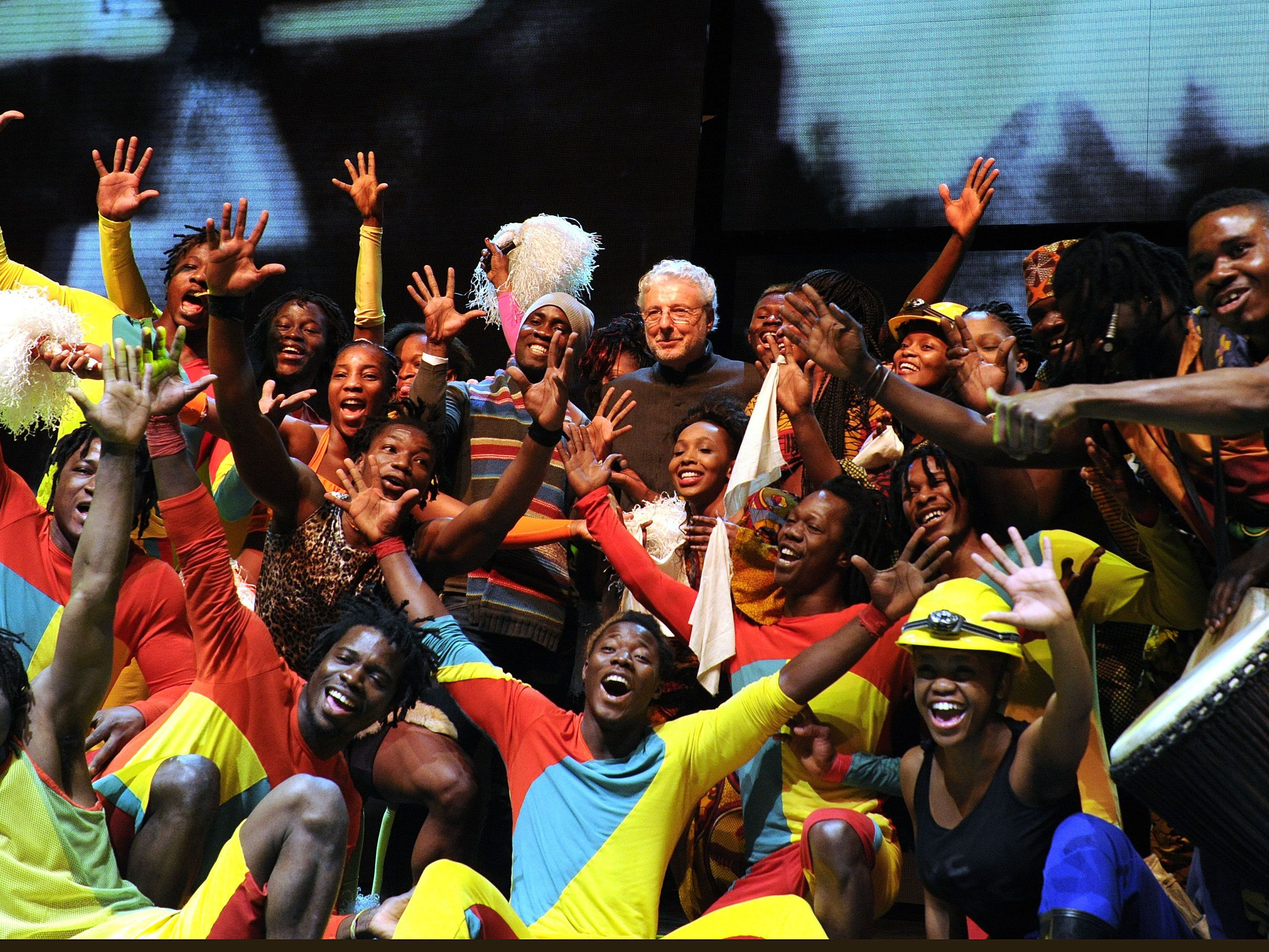 Andre Heller und die Künstler aus "Afrika! Afrika!" 2013 in Wien