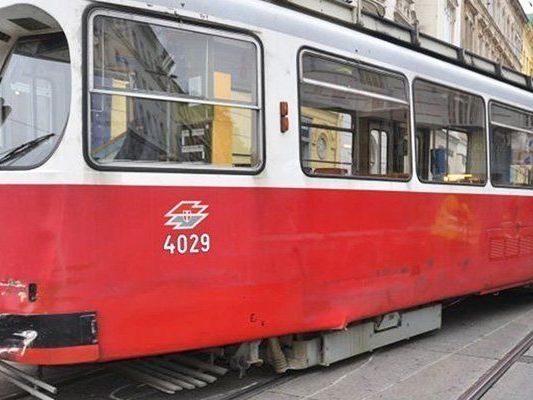 Der 19-Jährige landete bei der Auseinandersetzung vor einer Bim. Der 19-Jährige landete bei der Auseinandersetzung vor einer Bim.