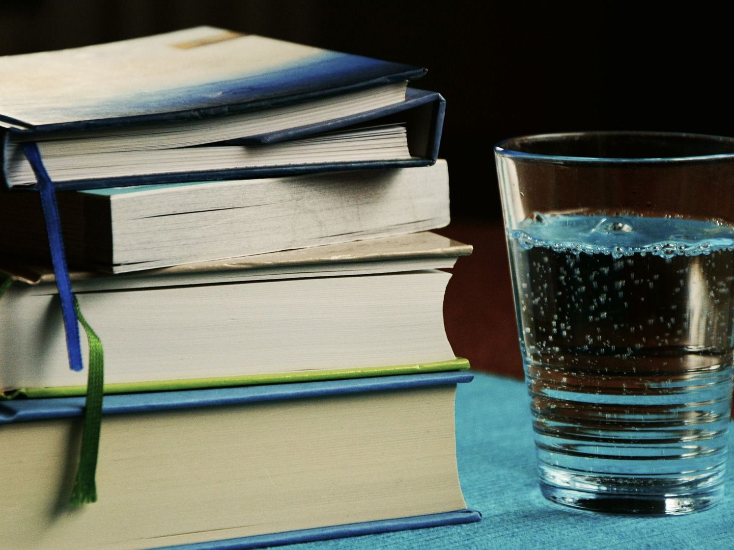 Sich ein Wasserglas neben das Bett zu stellen ist keine gute Idee. Sich ein Wasserglas neben das Bett zu stellen ist keine gute Idee.