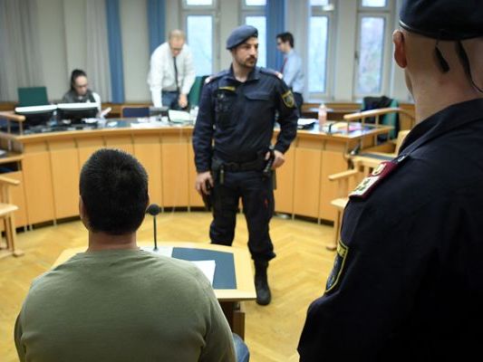 Der 37-Jährige muss sich erneut wegen Morderversuchs vor Gericht verantworten. Der 37-Jährige muss sich erneut wegen Morderversuchs vor Gericht verantworten.