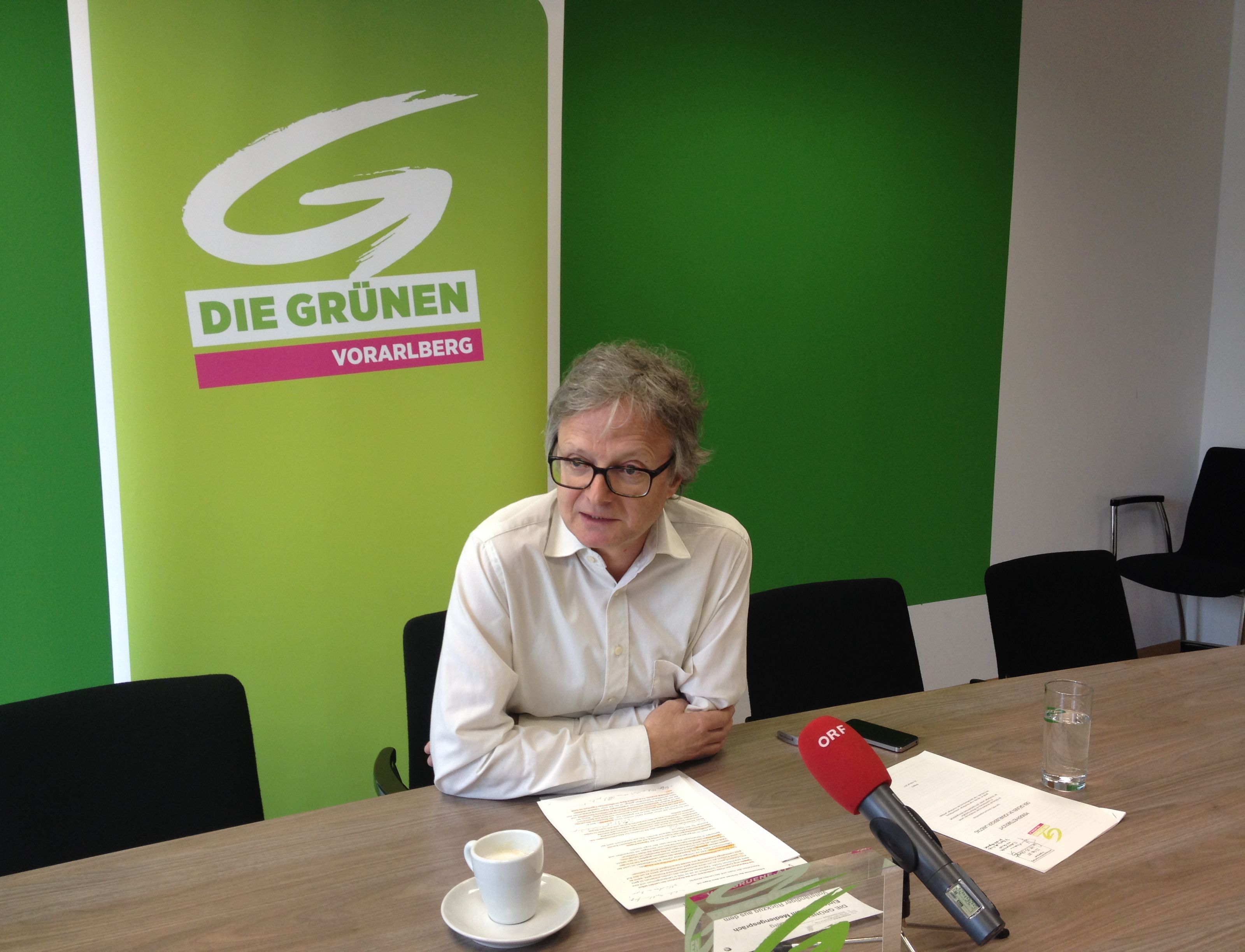 : Der Grüne Klubobmann Adi Gross bilanziert bei einer Pressekonferenz den Hypo-Untersuchungsausschuss : Der Grüne Klubobmann Adi Gross bilanziert bei einer Pressekonferenz den Hypo-Untersuchungsausschuss