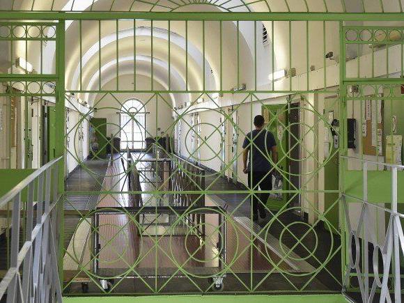 Verdacht des Amtsmissbrauches durch in Wien tätigen Gefängnispsychologen