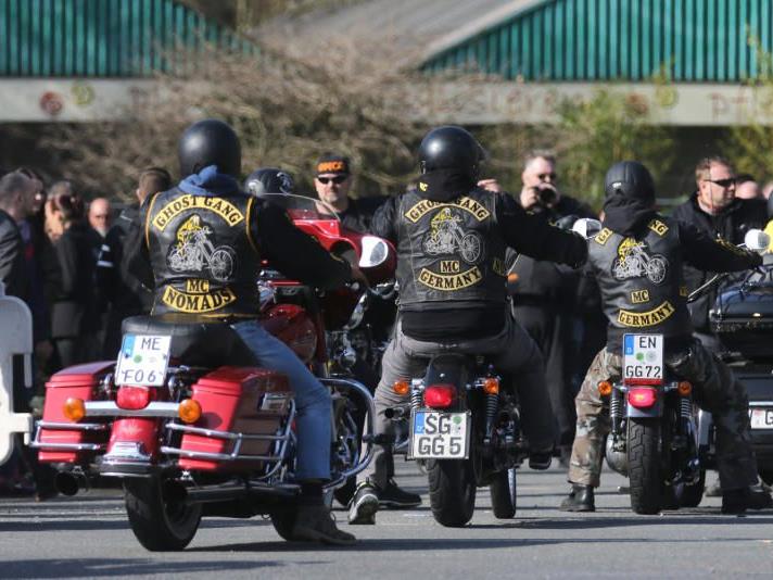 Rocker auf ihren Motorräder kommen n Herten zur Beisetzung des neunjährigen Jaden