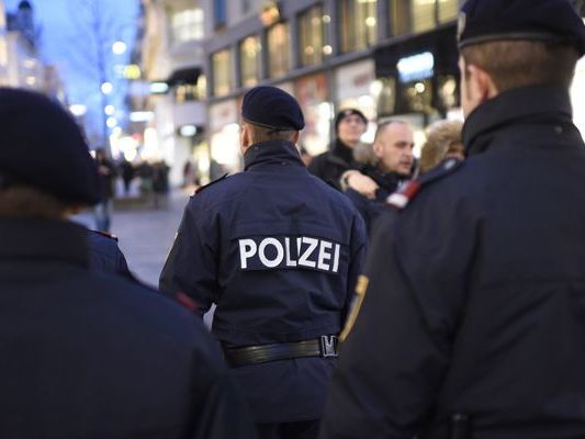 Die Polizei nahm den mutmaßlichen Täter fest. Die Polizei nahm den mutmaßlichen Täter fest.