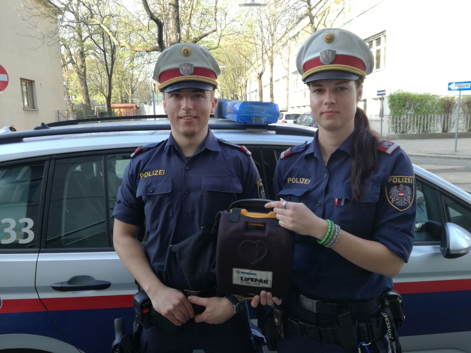 Polizisten waren diese Woche als Lebensretter unterwegs. Polizisten waren diese Woche als Lebensretter unterwegs.