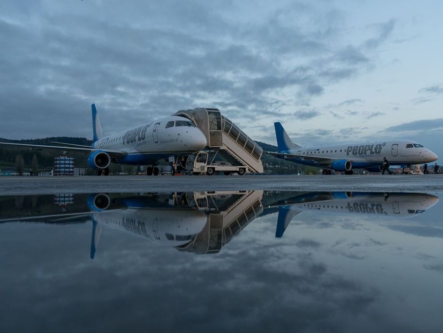 Die beiden Flugzeuge der People's Viennaline: "Laura" und "Nora". Die beiden Flugzeuge der People's Viennaline: "Laura" und "Nora".