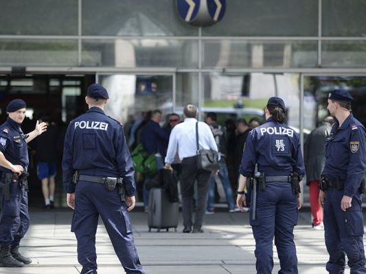 Zwei Polizisten wurden bei dem Einsatz leicht verletzt. Zwei Polizisten wurden bei dem Einsatz leicht verletzt.