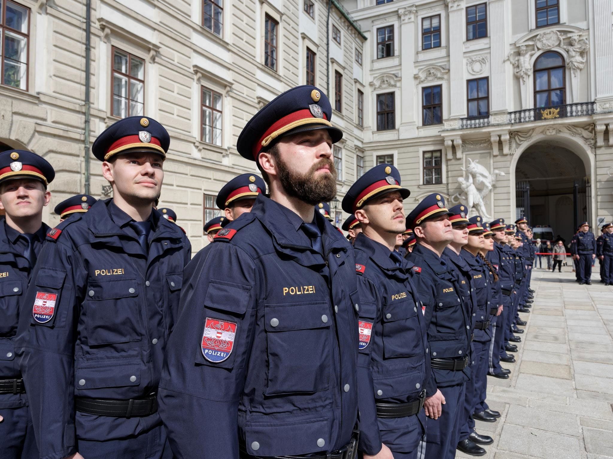 Am Platz in der Burg wurden 184 neue Polizistinnen und Polizisten für Wien angelobt