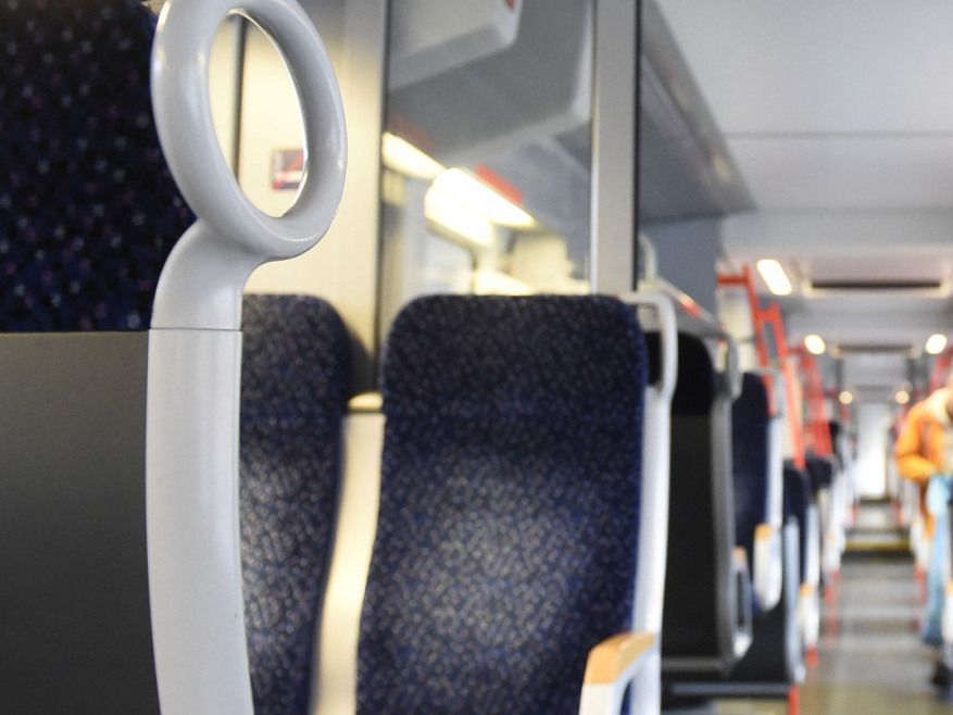 Ein jugendliches Täter-Trio hat in einer S-Bahn einen schlafenden Obdachlosen attackiert. Ein jugendliches Täter-Trio hat in einer S-Bahn einen schlafenden Obdachlosen attackiert.