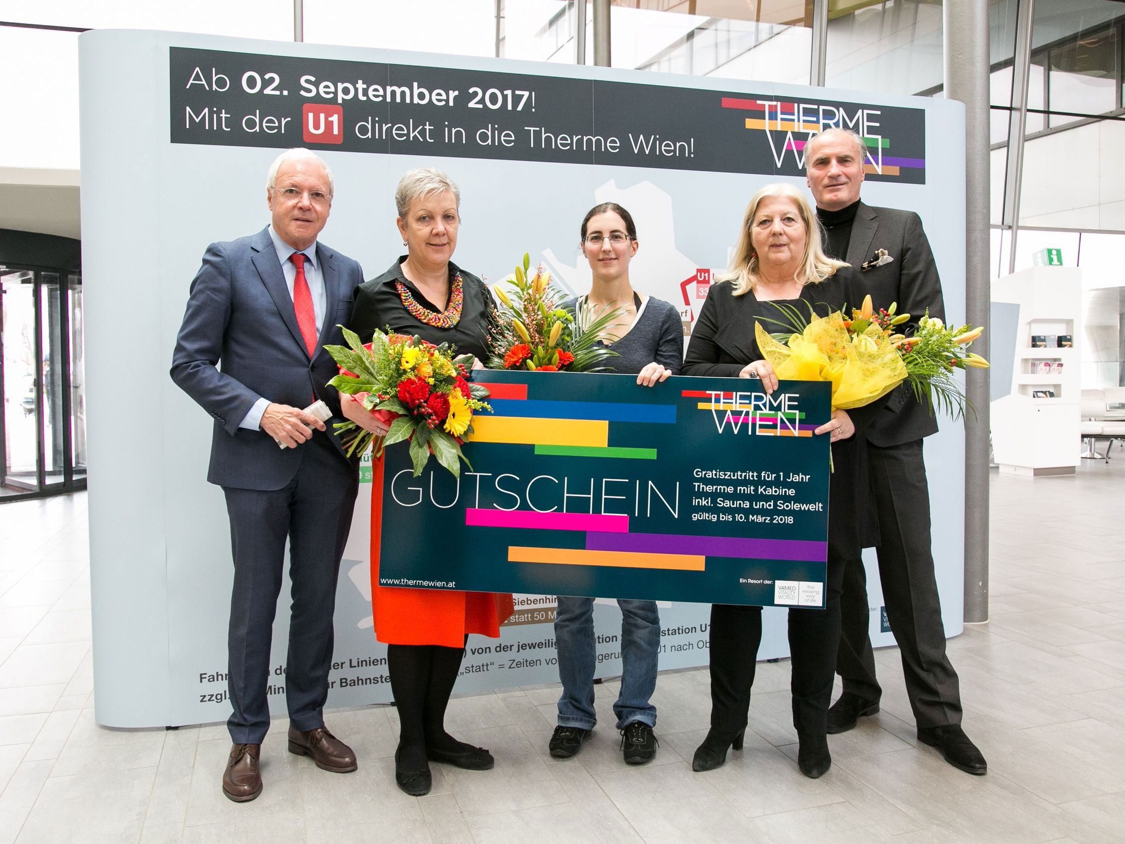 v.l.n.r.: Gerhard Gucher (Direktor Vamed Vitality World), Sigrid Oblak (Wien Holding-Geschäftsführerin), Angelika Guttenberger (fünfmillionster Gast), Hermine Mospointner (Bezirksvorsteherin Favoriten), Edmund Friedl (Geschäftsführer Therme Wien) v.l.n.r.: Gerhard Gucher (Direktor Vamed Vitality World), Sigrid Oblak (Wien Holding-Geschäftsführerin), Angelika Guttenberger (fünfmillionster Gast), Hermine Mospointner (Bezirksvorsteherin Favoriten), Edmund Friedl (Geschäftsführer Therme Wien)