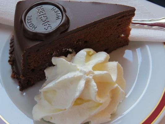 Die Sachertorte ist ein echter Wiener Mehlspeisen-Klassiker. Die Sachertorte ist ein echter Wiener Mehlspeisen-Klassiker.