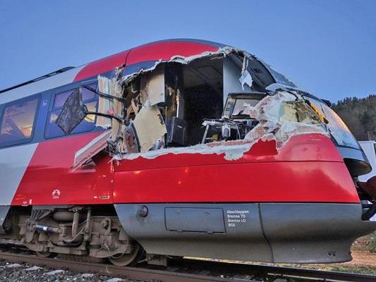 Der Zug wurde bei dem Unfall schwer beschädigt.