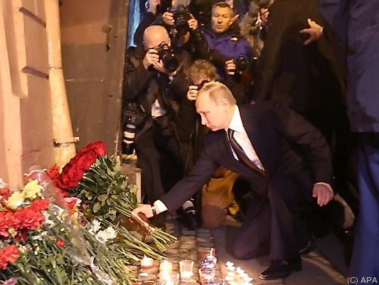 Präsident Putin legte an betroffener U-Bahn-Station Blumen nieder Präsident Putin legte an betroffener U-Bahn-Station Blumen nieder