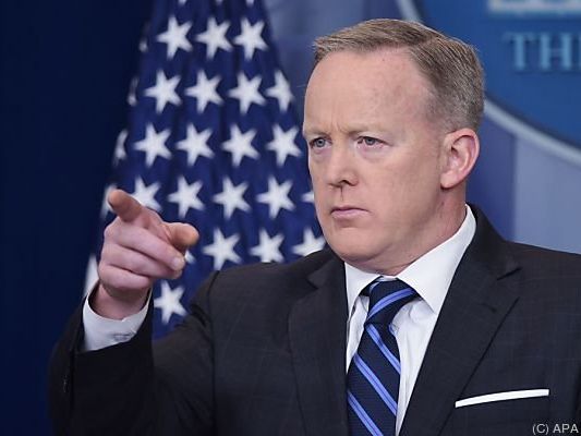 Spicer erklärte, nicht einmal Hitler hätte chemische Waffen eingesetzt Spicer erklärte, nicht einmal Hitler hätte chemische Waffen eingesetzt