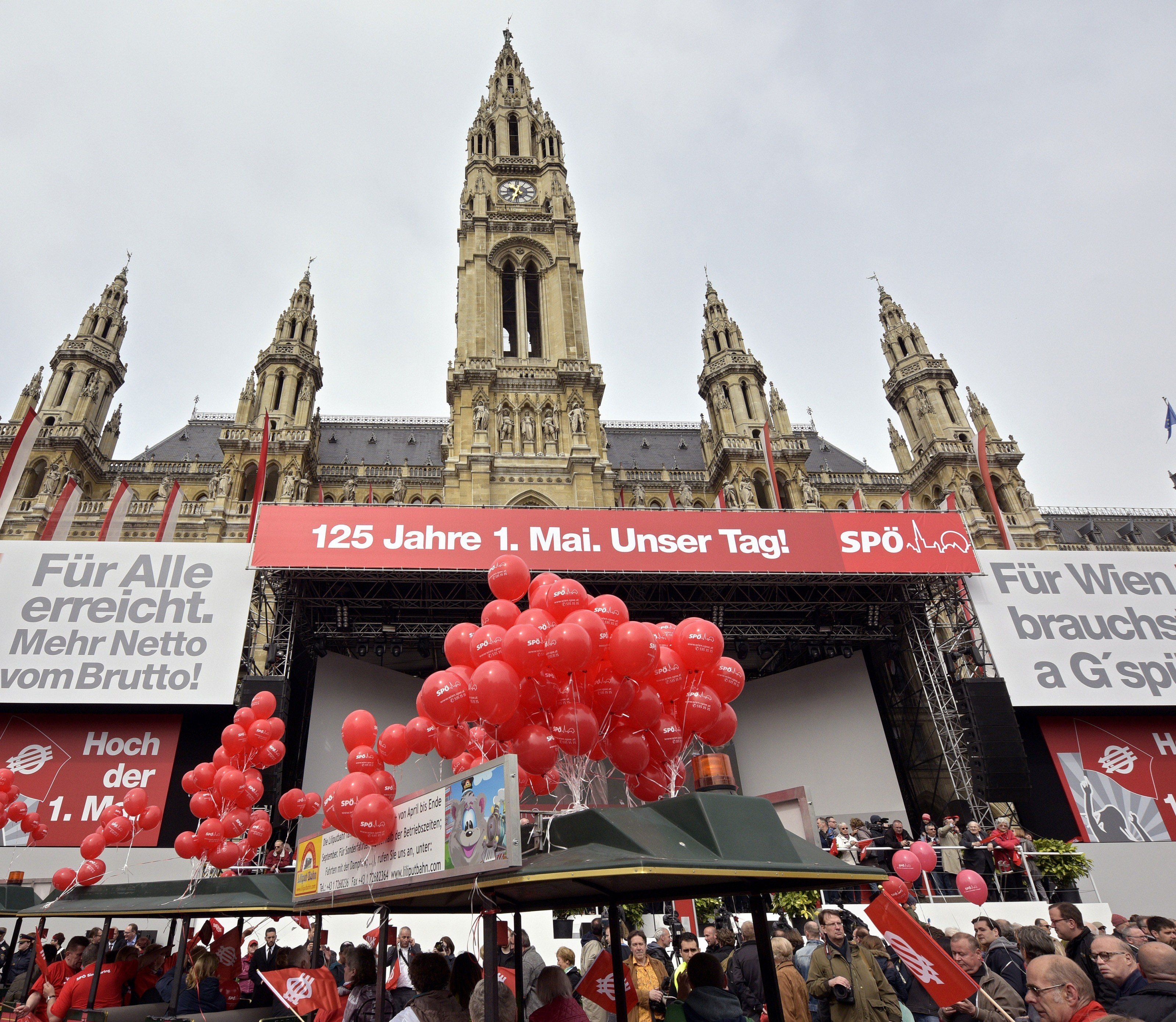 Alle Jahre wieder: Parteigenossen beim traditionellen Maiaufmarsch der SPÖ Wien am Tag der Arbeit Alle Jahre wieder: Parteigenossen beim traditionellen Maiaufmarsch der SPÖ Wien am Tag der Arbeit