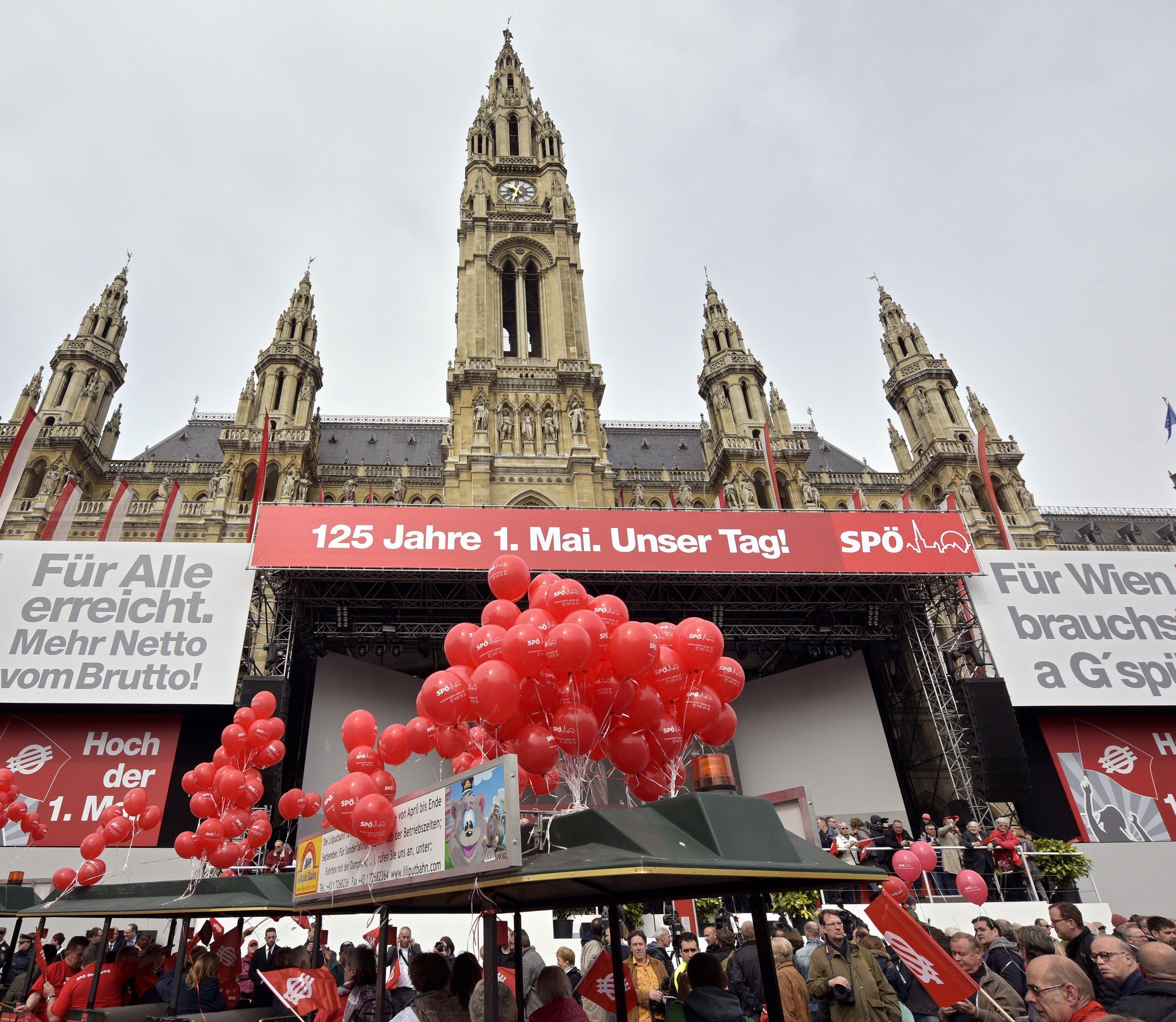 Alle Jahre wieder: Parteigenossen beim traditionellen Maiaufmarsch der SPÖ Wien am Tag der Arbeit