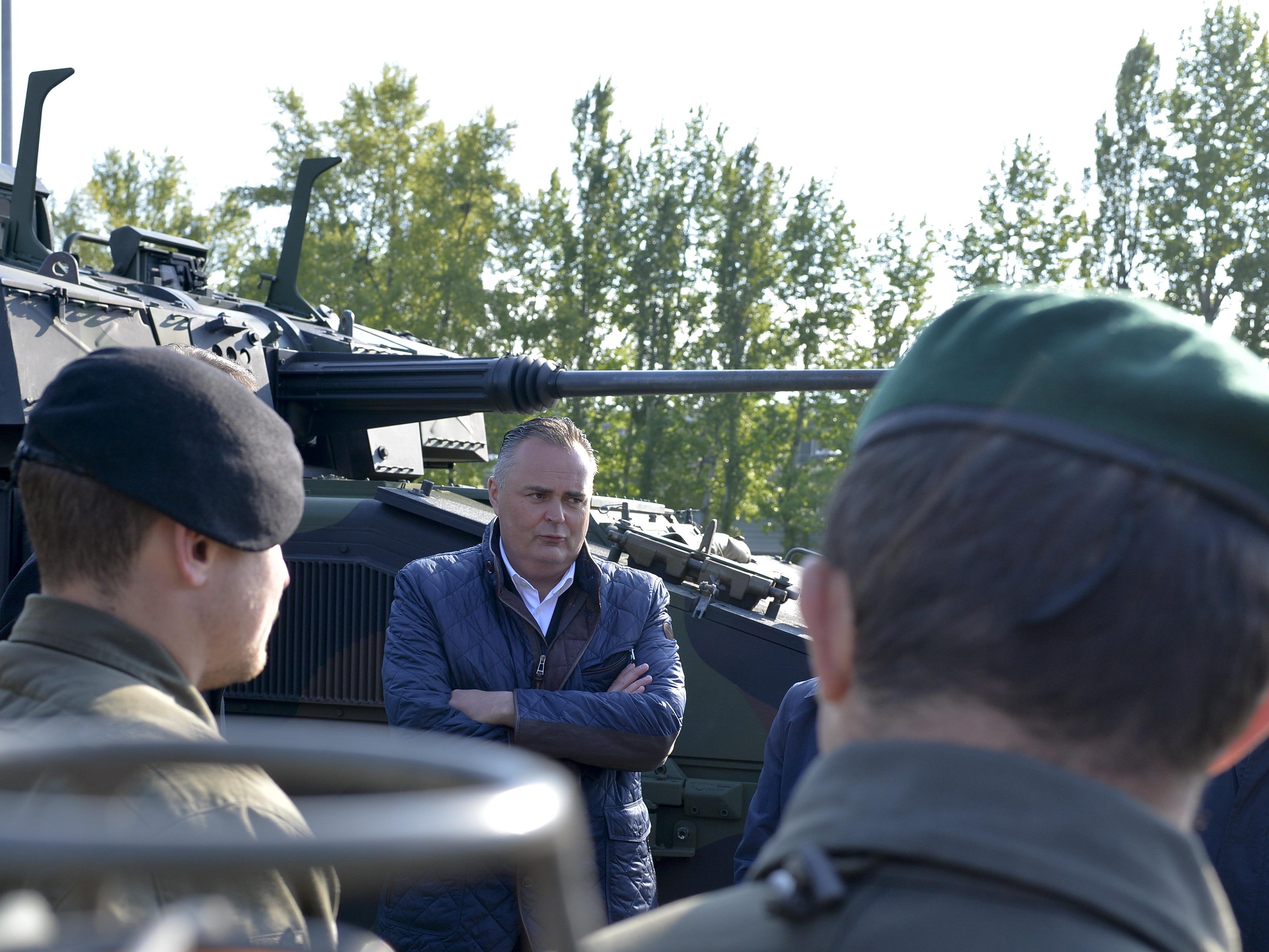 Verteidigungsminister besichtigte Werk von General Dynamics European Land Systems Steyr.
