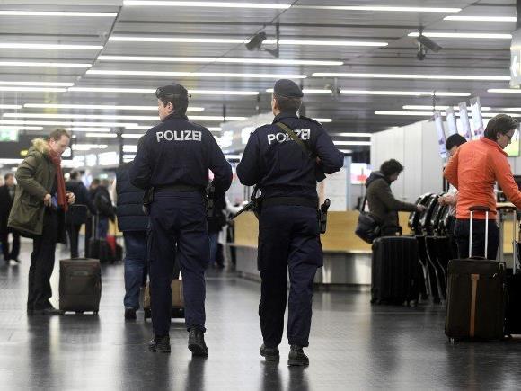 Der Soldat deponierte eine Waffe auf dem Wiener Flughafen.